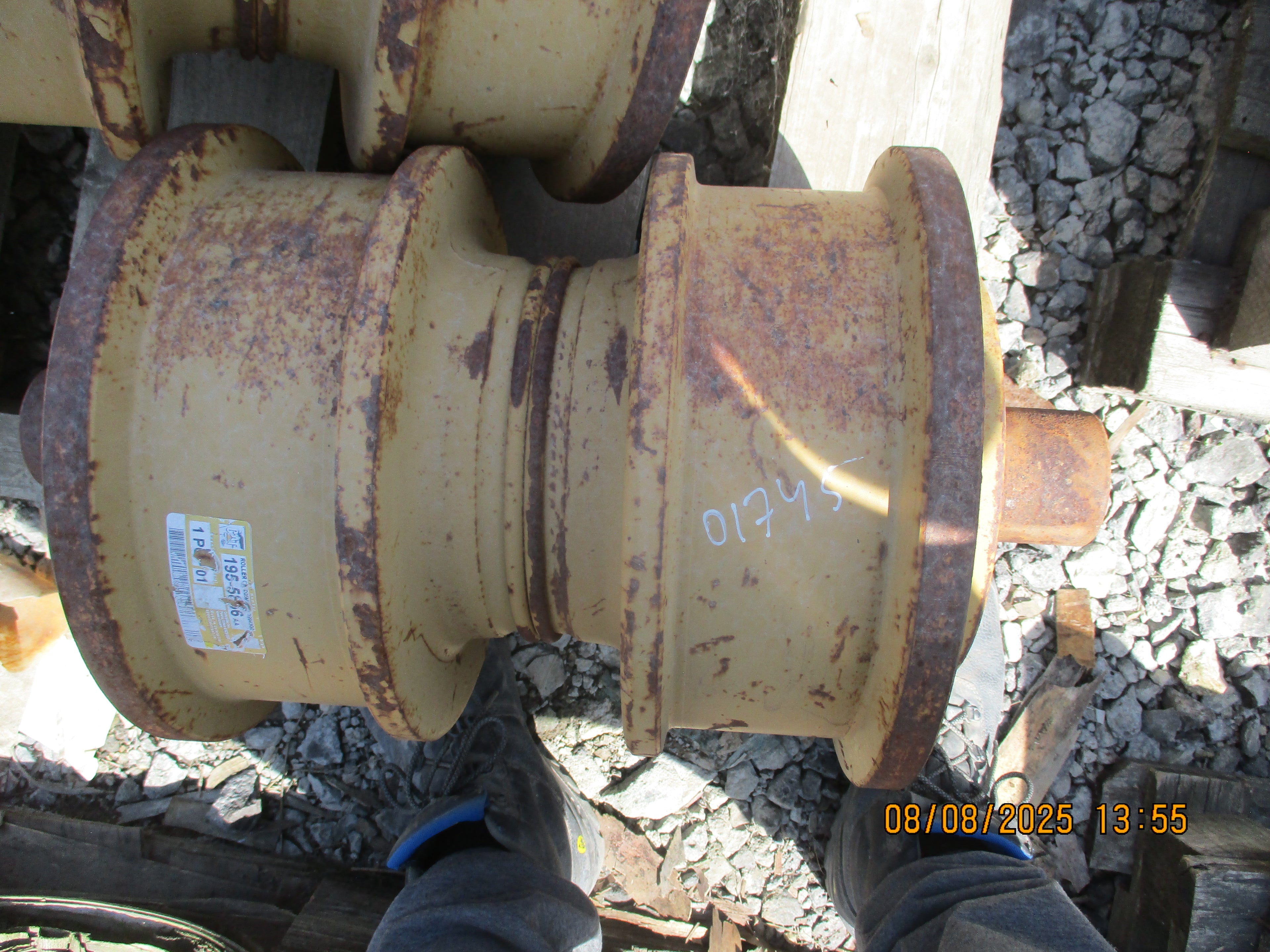 CAT D8T Dozer: Roller Group DF-Track