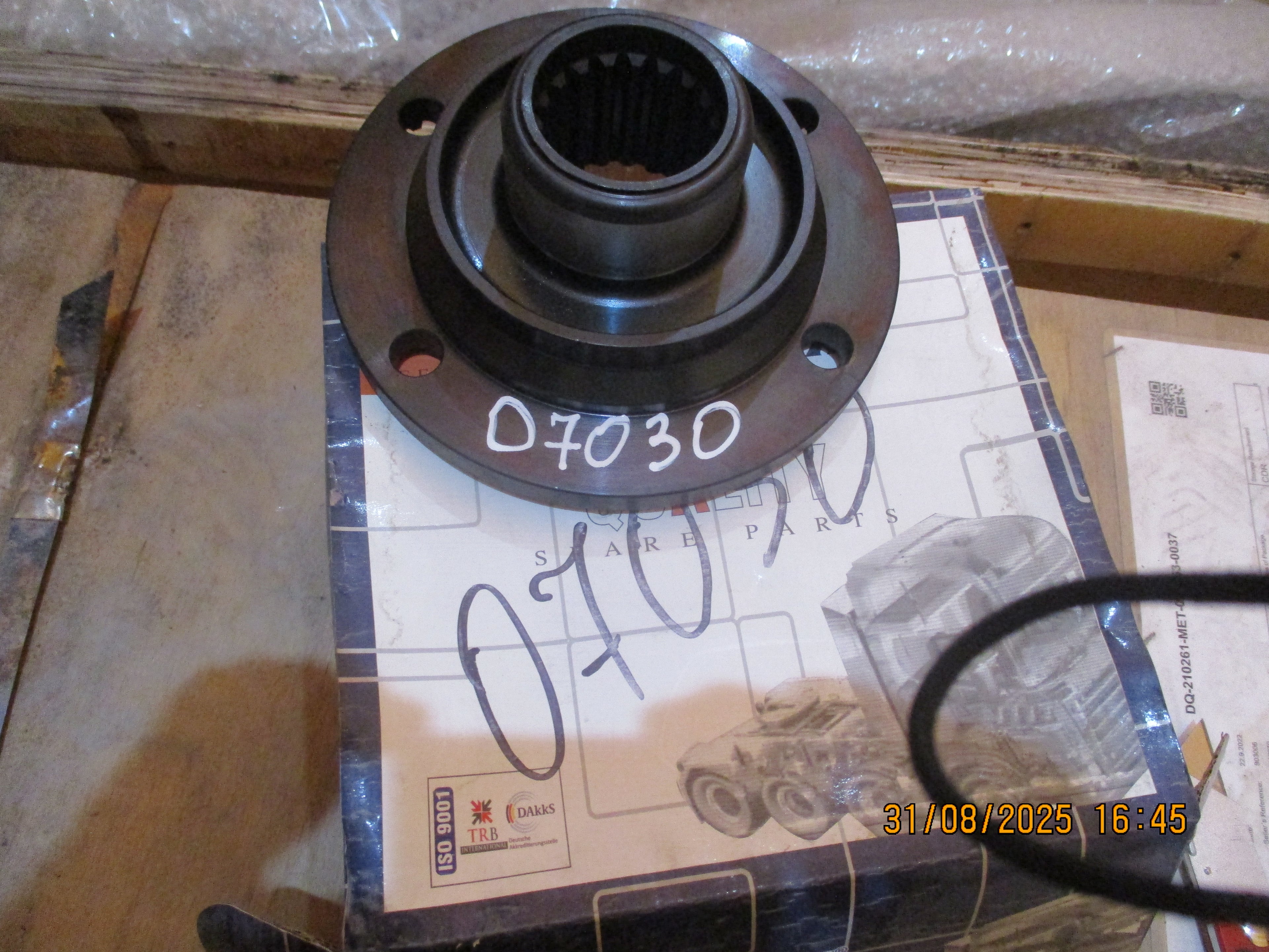Volvo FMX 440: Rear flange of the gearbox