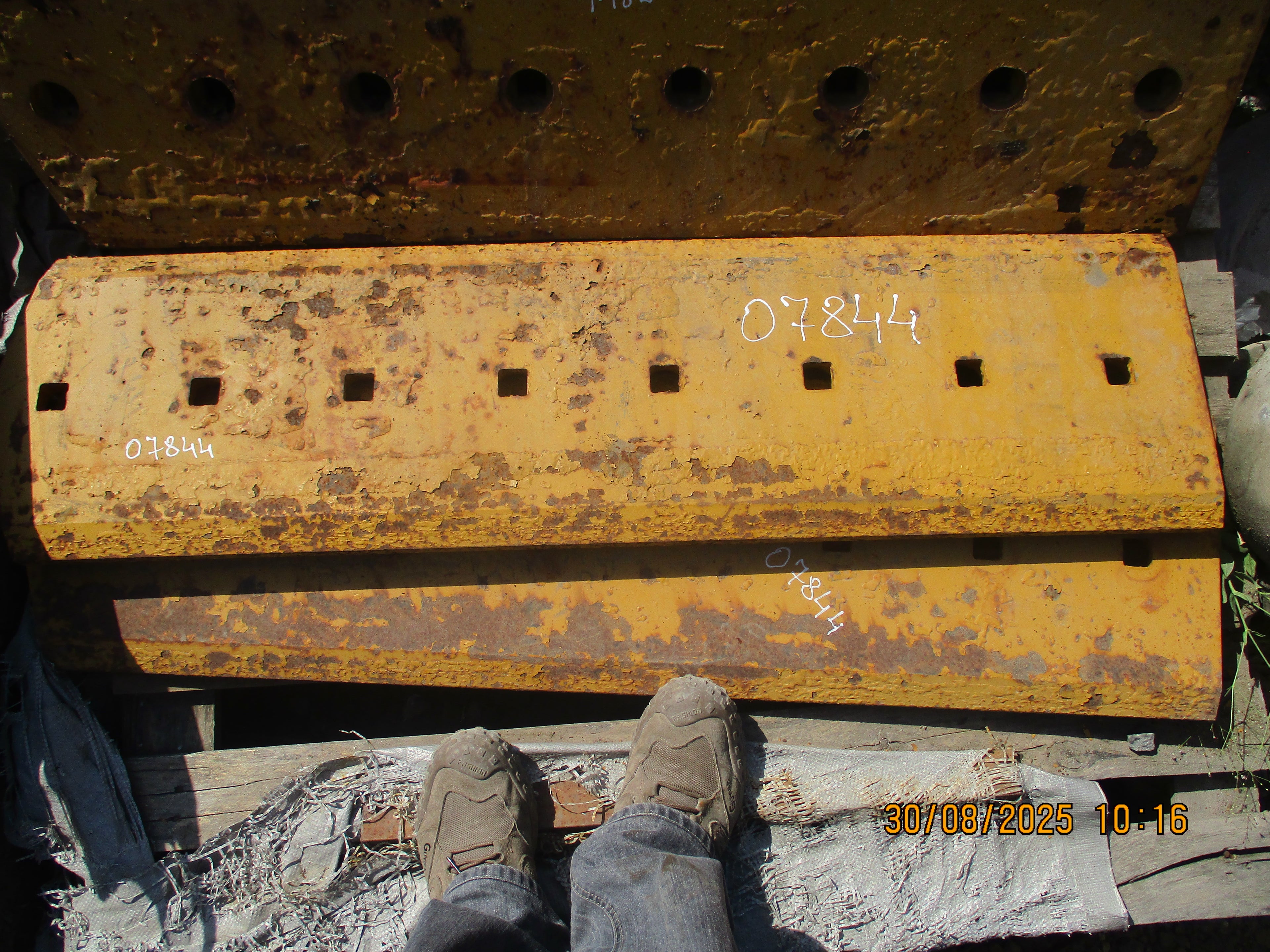 CAT-D9L  DOZER: EDGE GP-BIT CUTTING