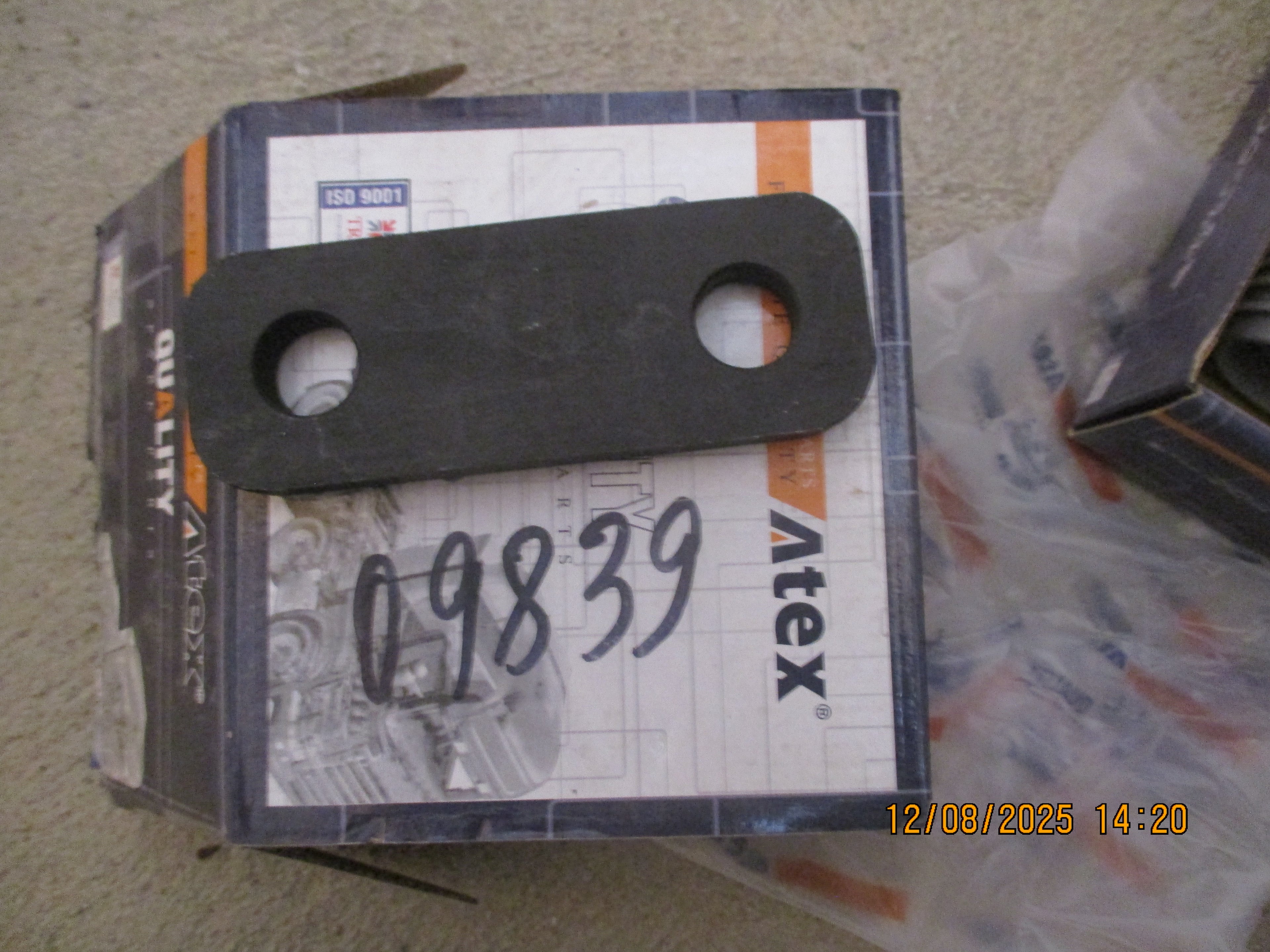 Volvo FMX 440: Spring clip hinge