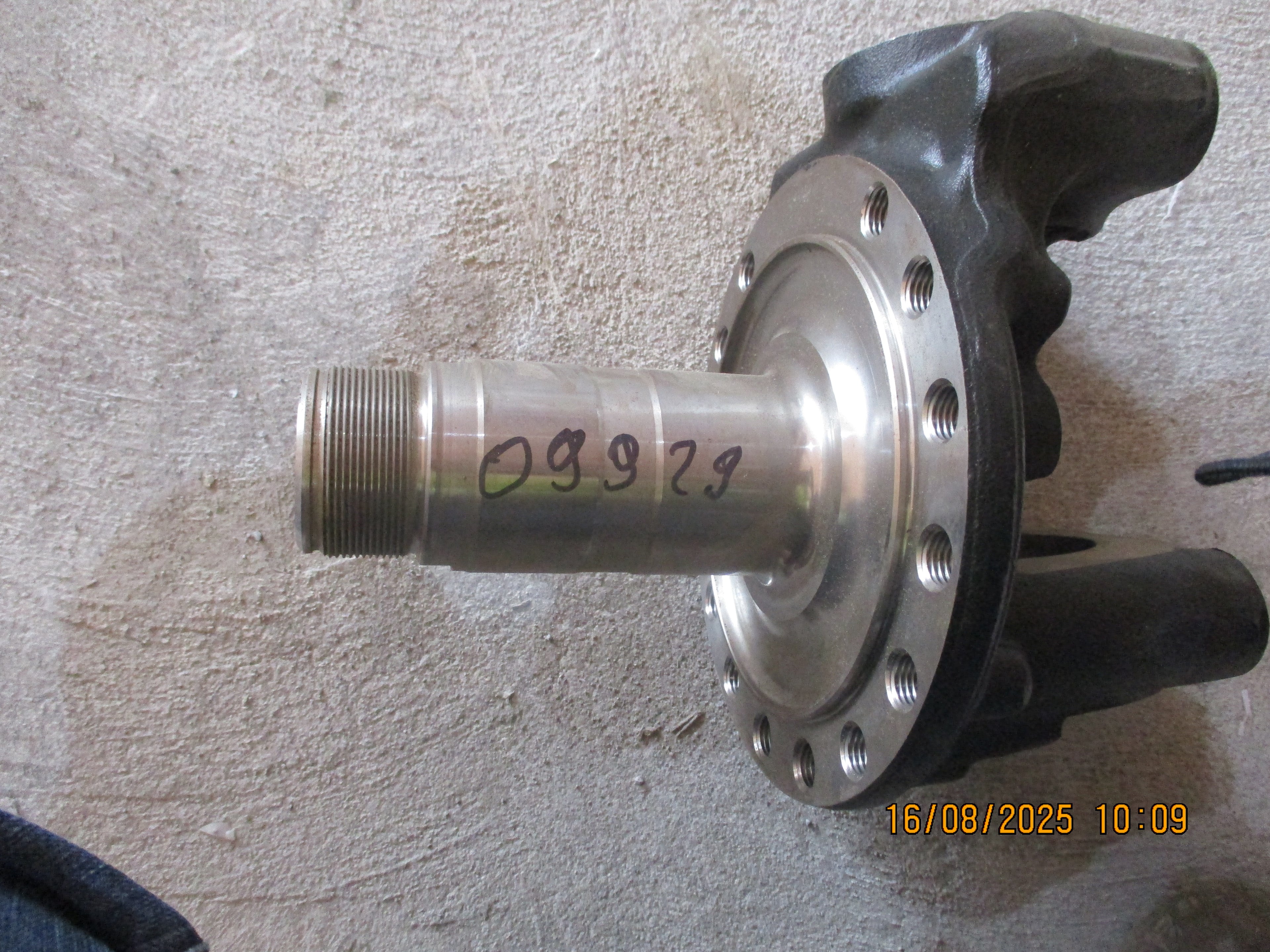 Volvo FMX 440: Steering knuckle
