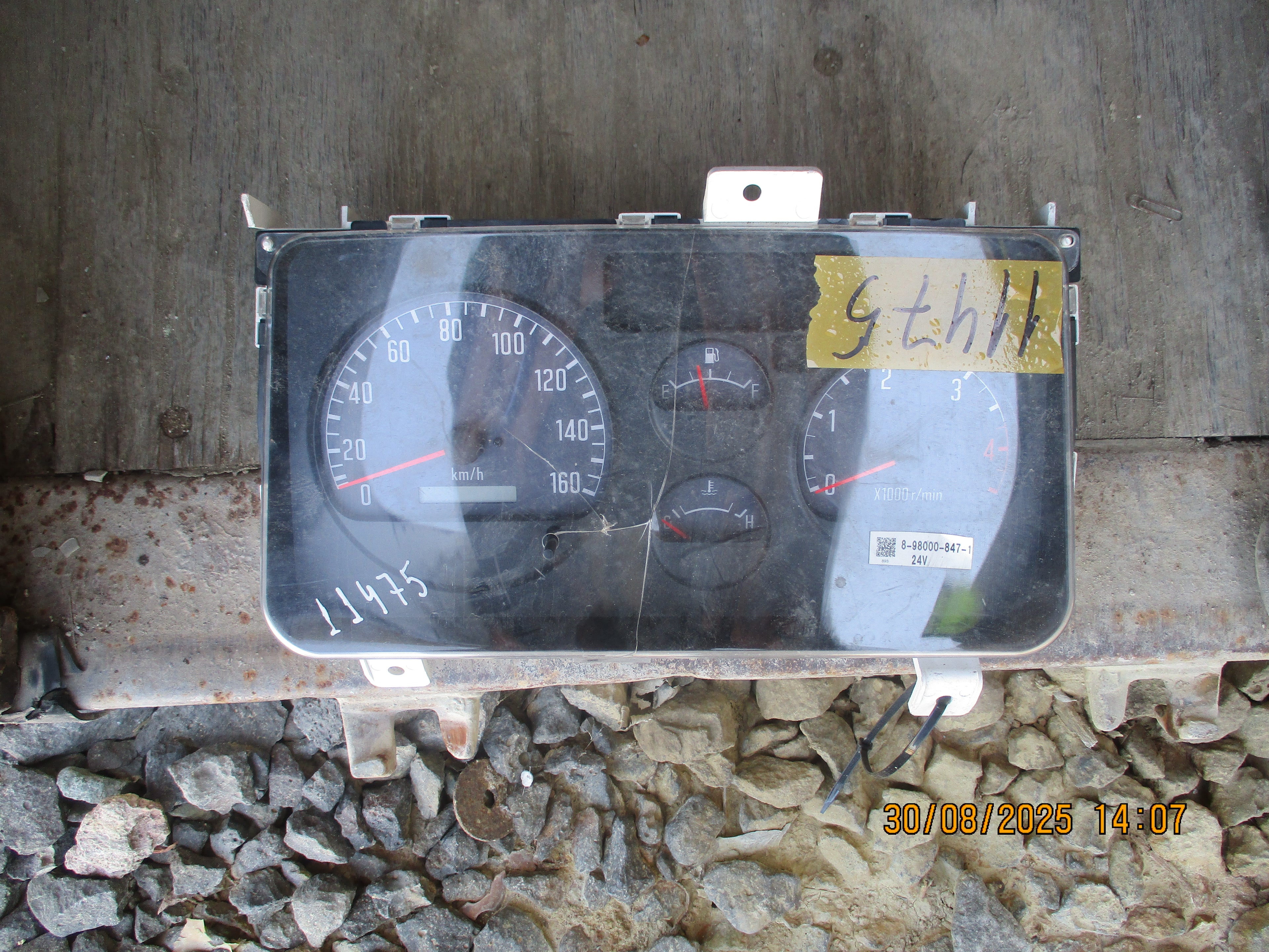 Isuzu Urban:	 Dashboard panel
