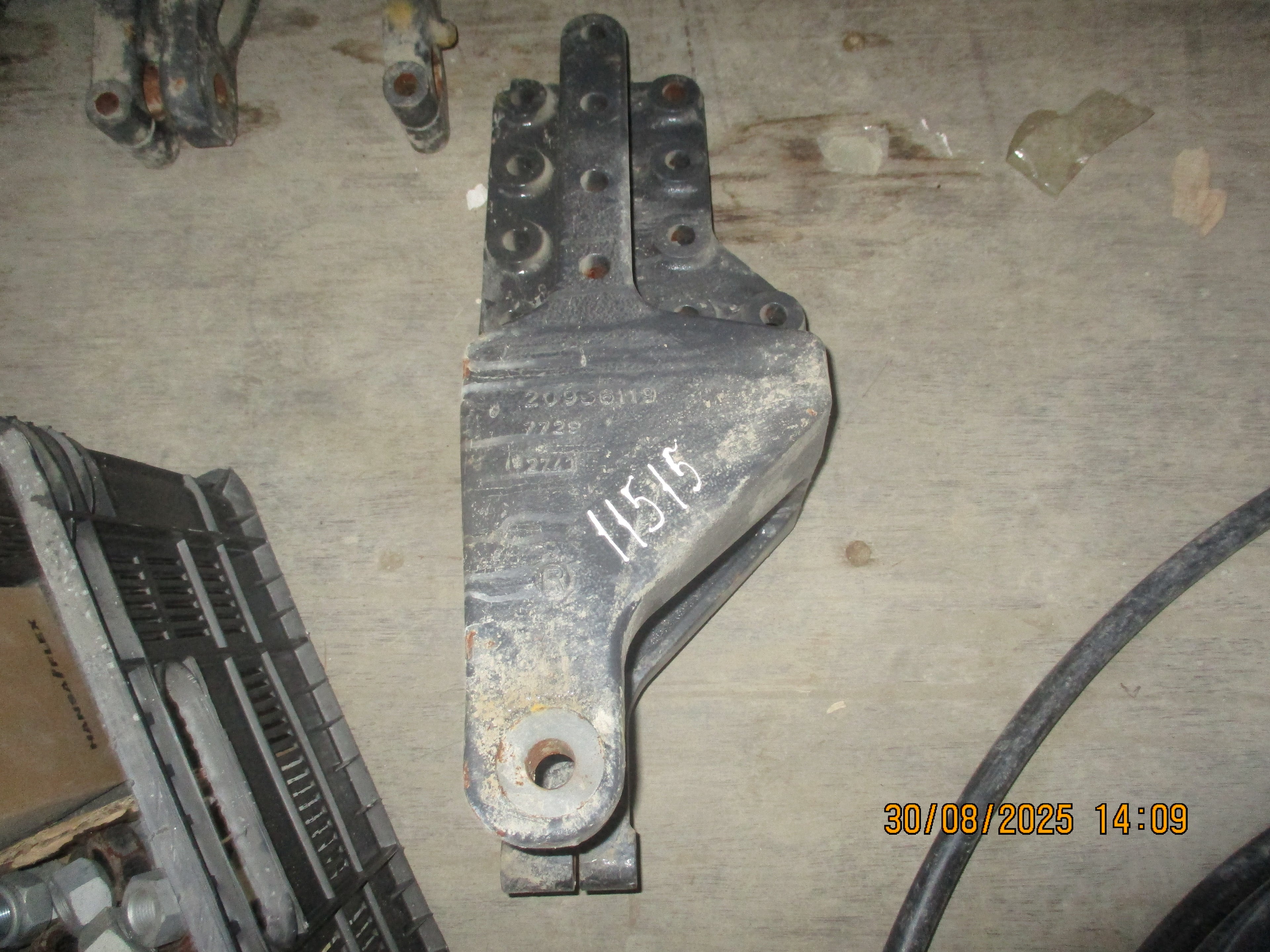 Volvo FMX 440: Leaf Spring Bracket, Front Left