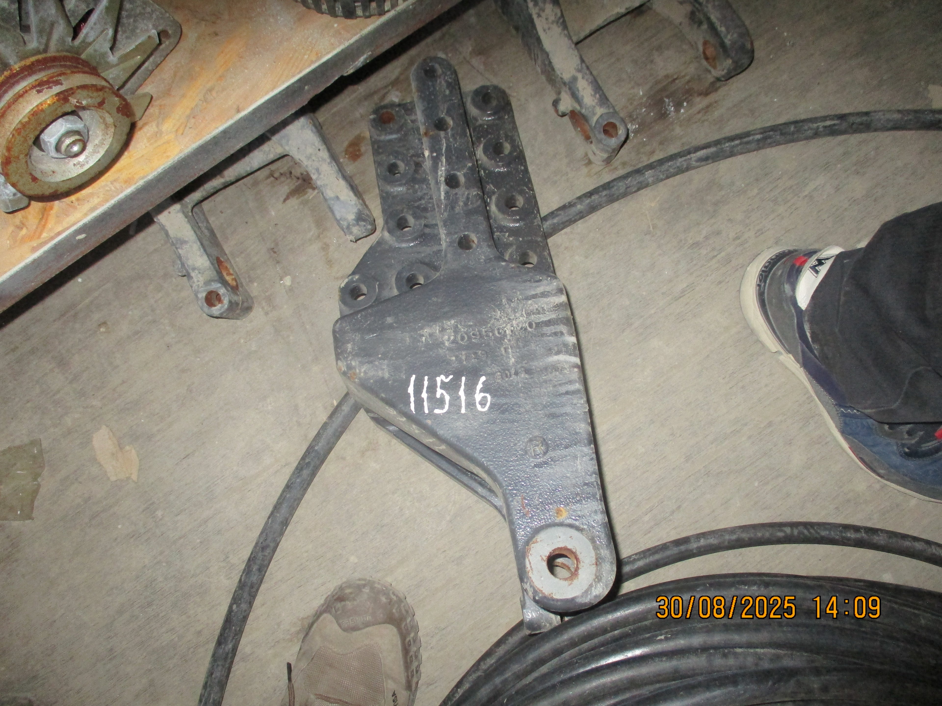 Volvo FMX 440: Leaf Spring Bracket, Front Right