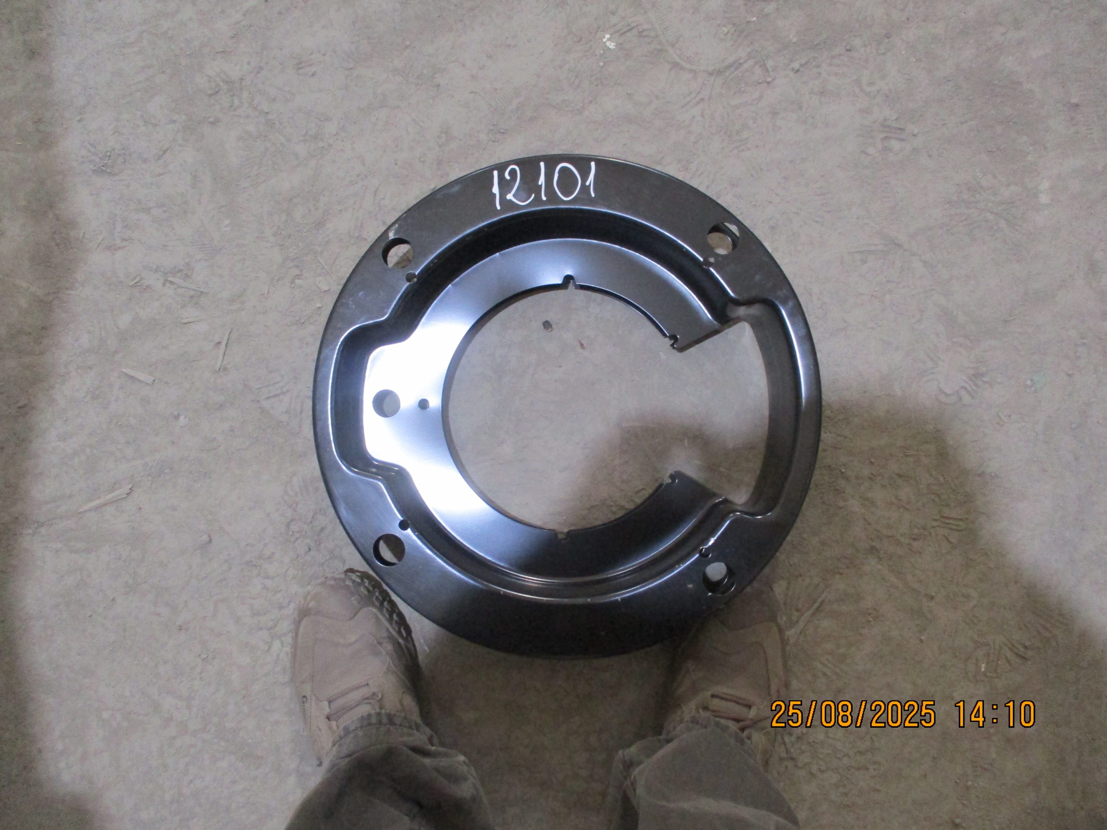 Volvo FMX 440: Dust cover wheel bearing