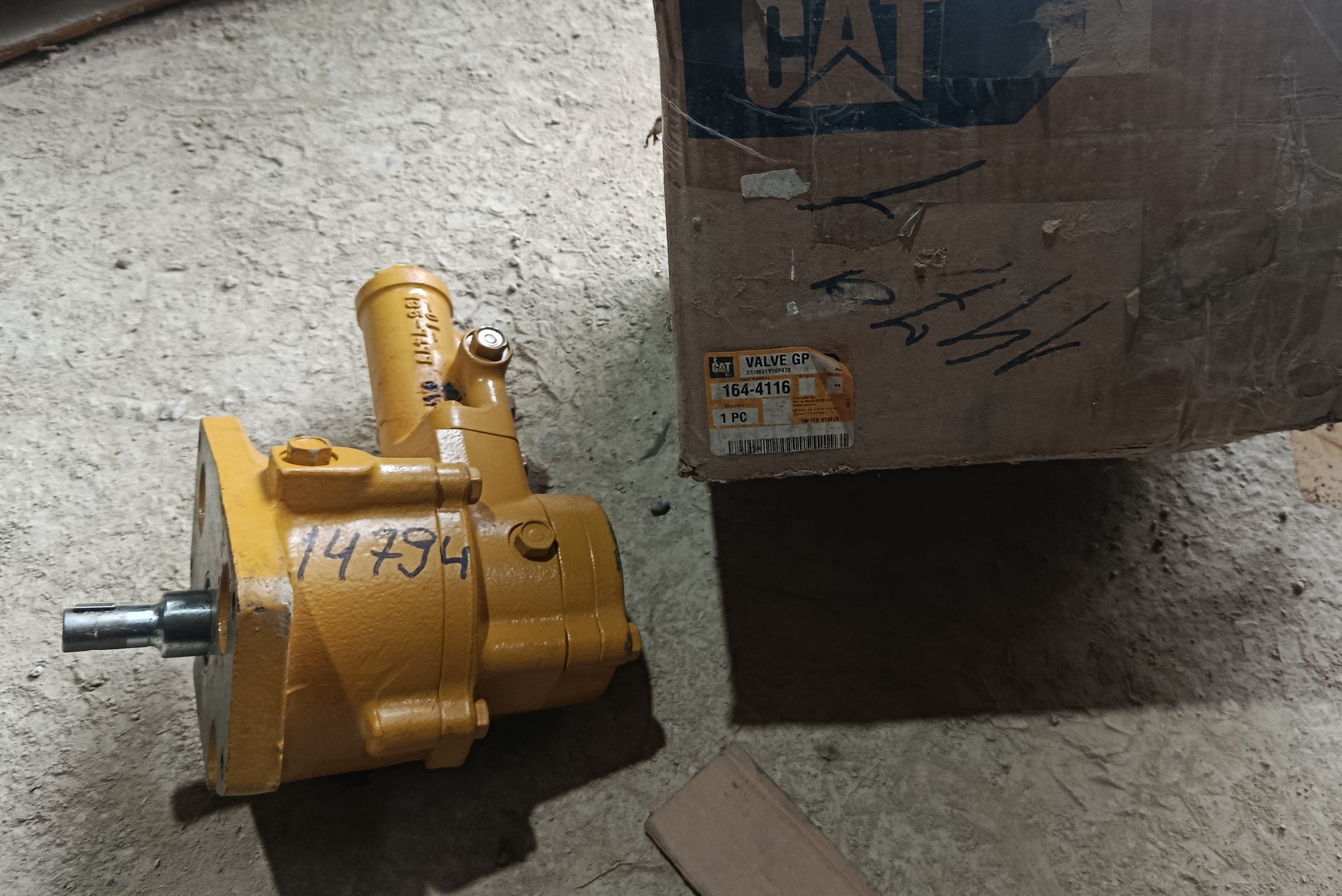 CAT 966G Wheel Loader: Steering Valve
