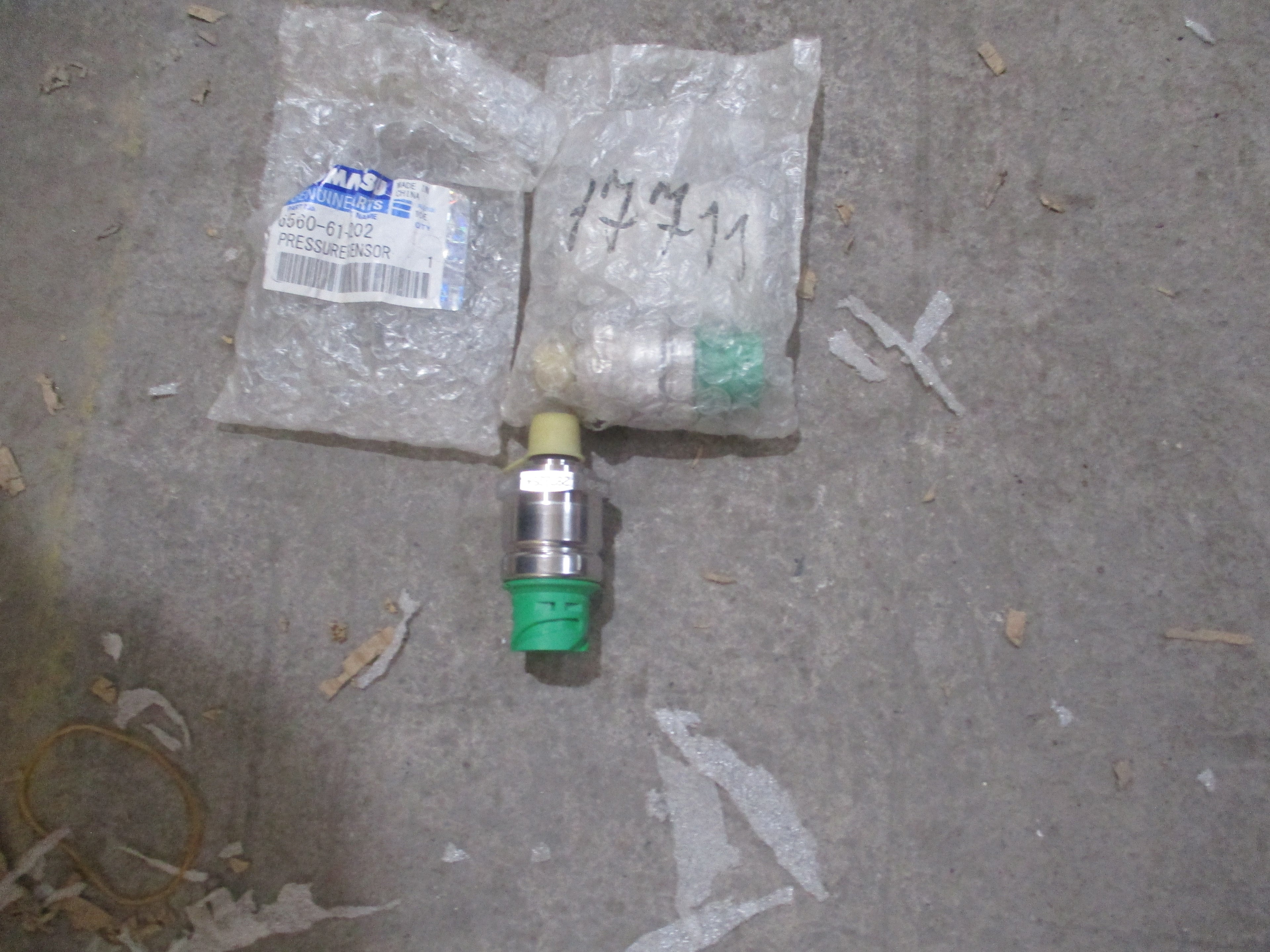 Komatsu HM400 truck: Pressure sensor