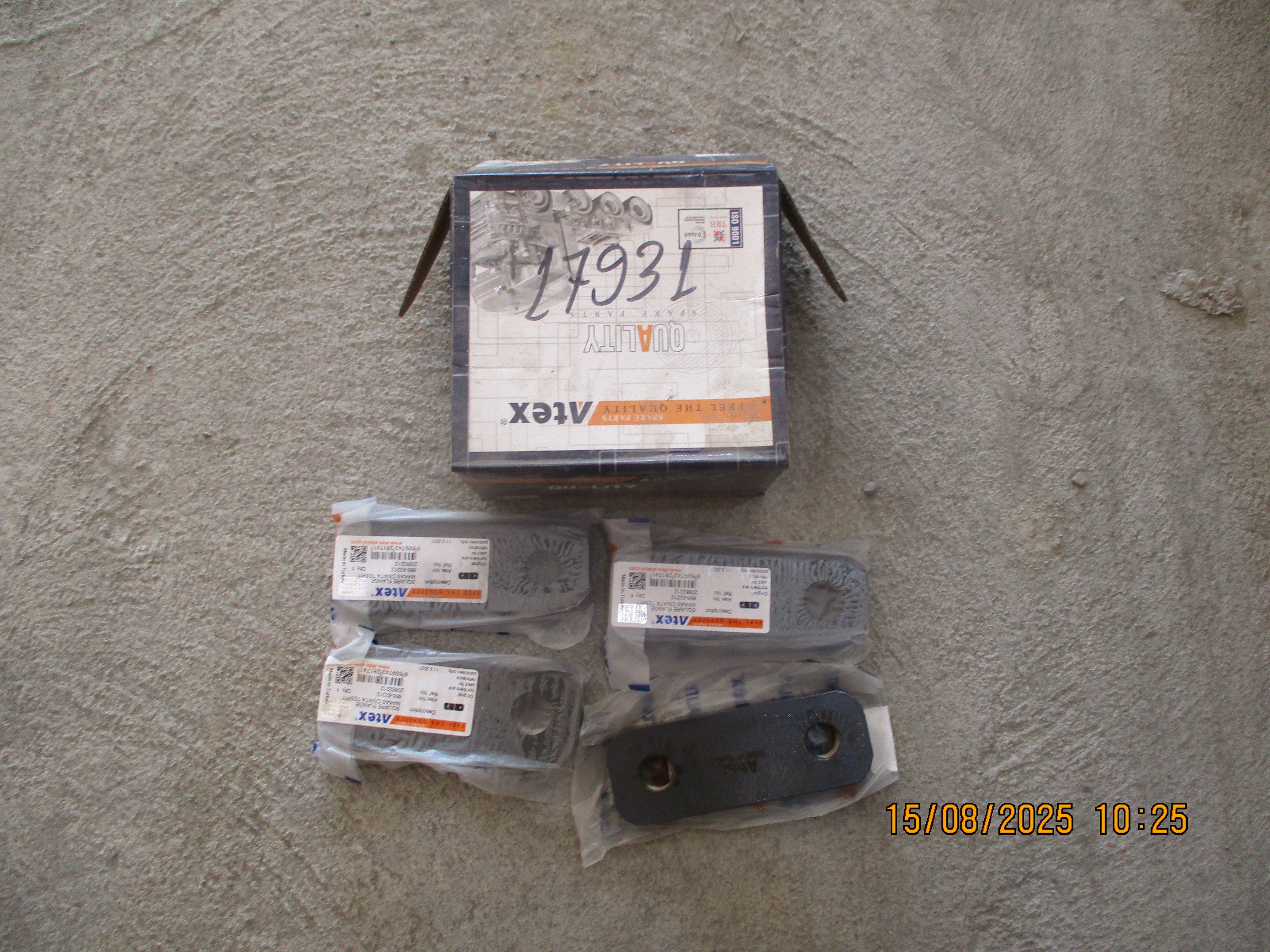Volvo FMX 440: Suspension Swinging Shackle Plate