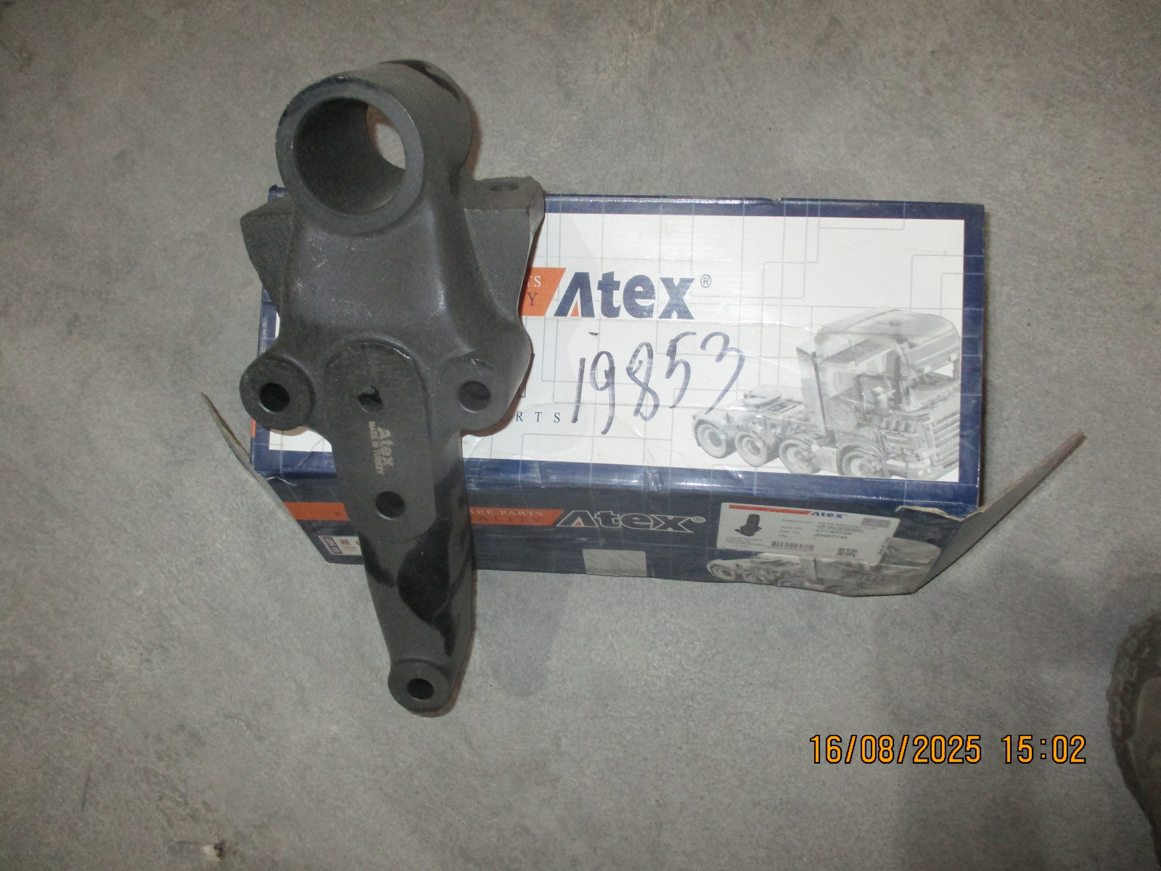 Volvo FMX 440: Spring bracket