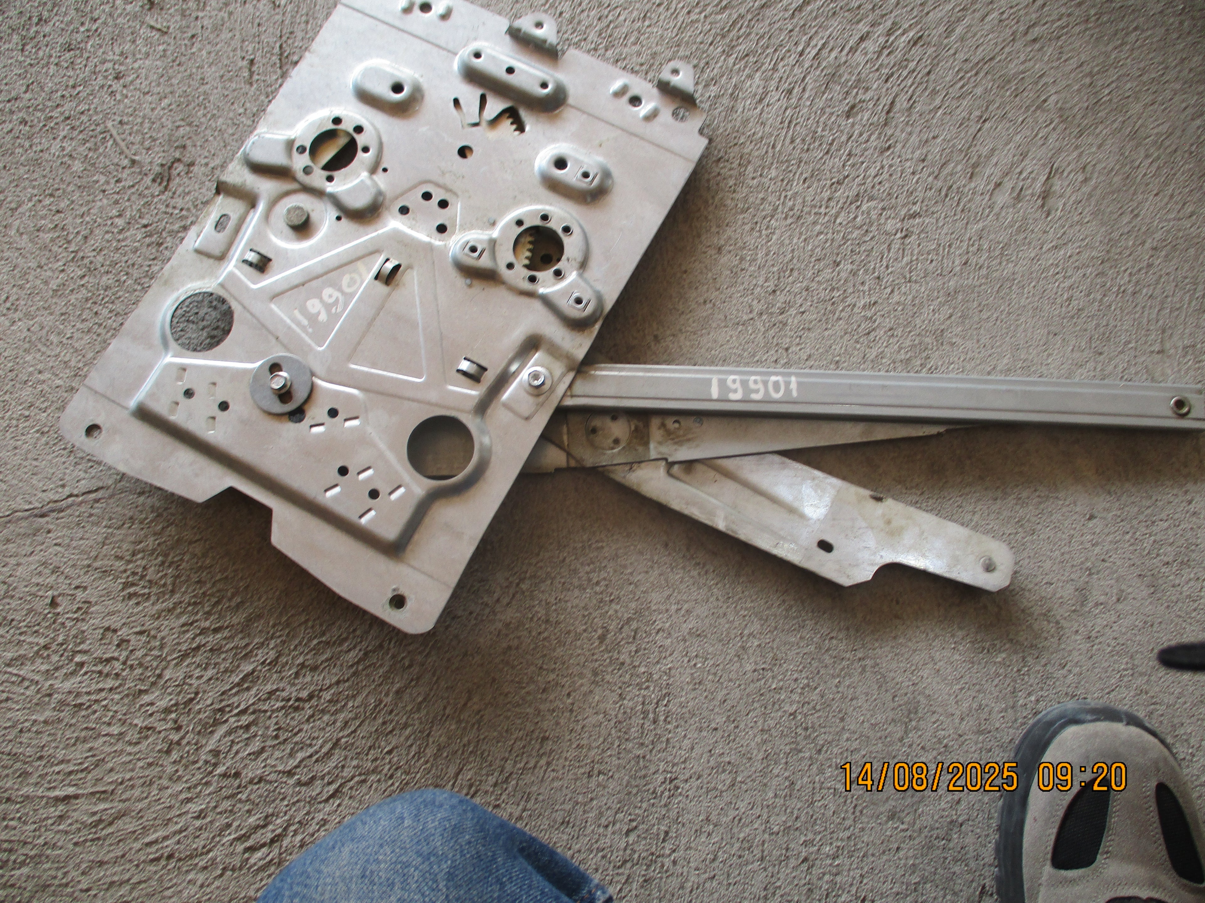 Volvo FMX 440: Window lifter mechanism right