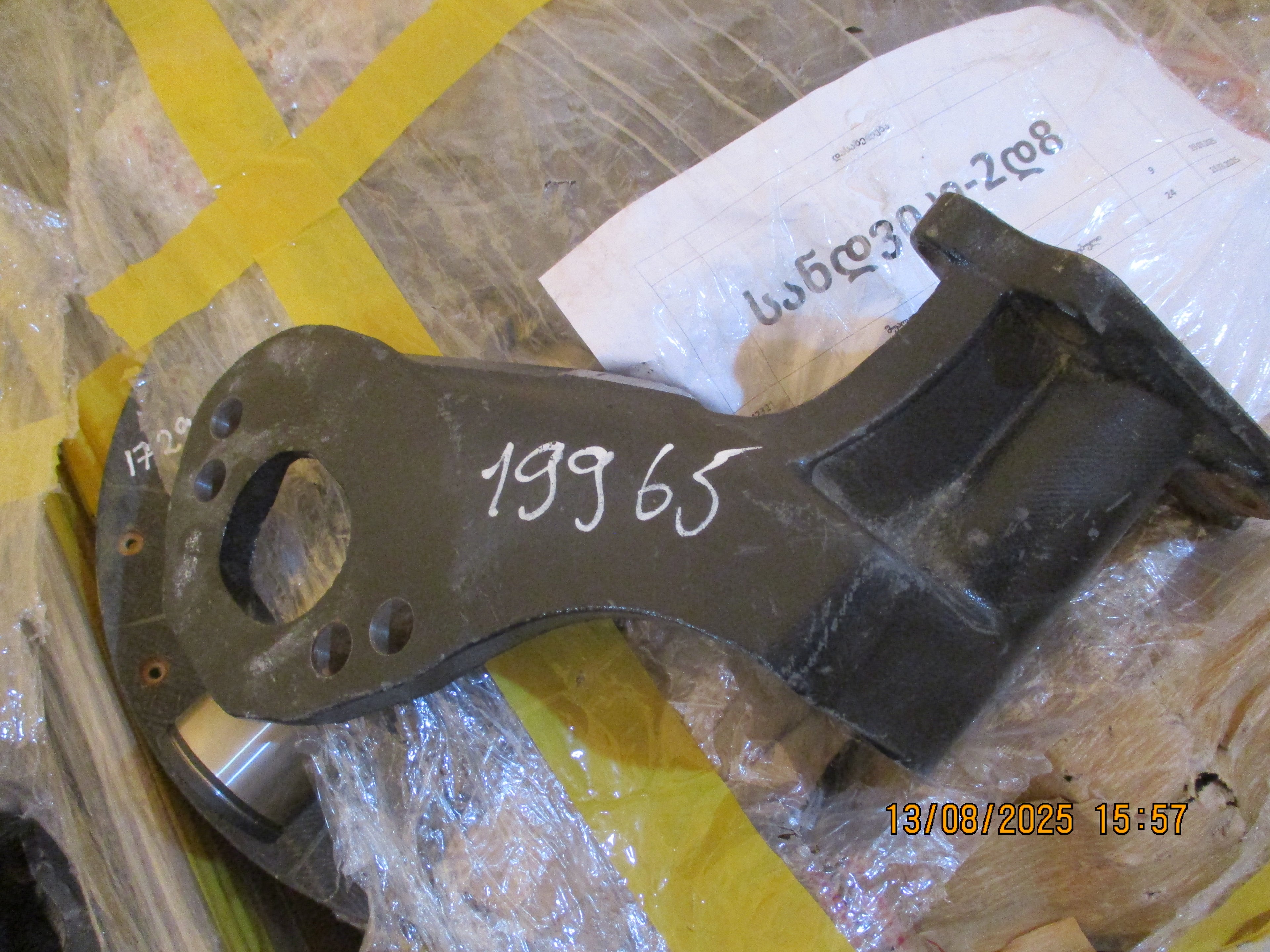 Volvo FMX 440: Brake reservoir bracket