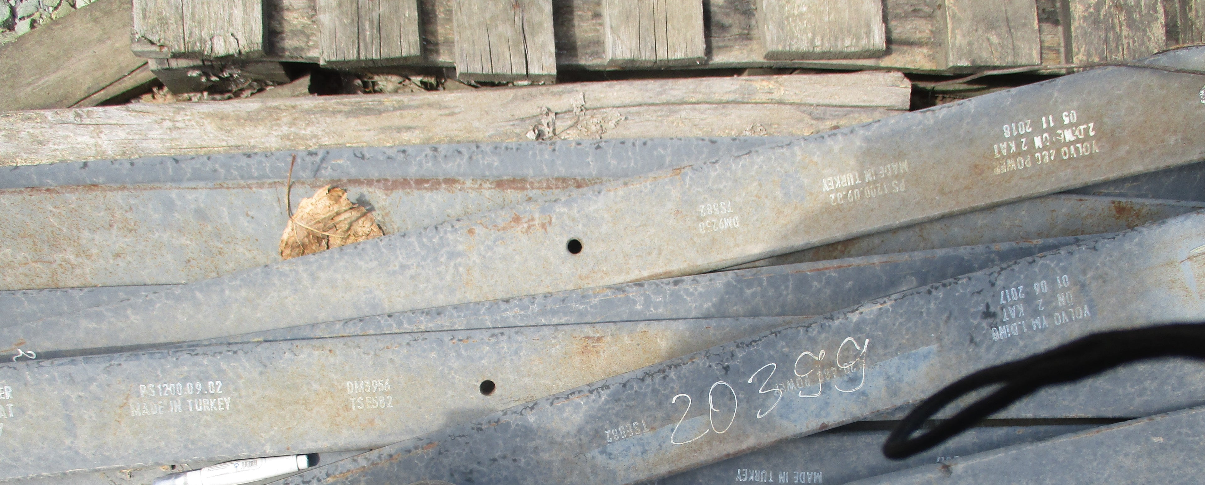 Volvo FMX 440: Middle spring plates