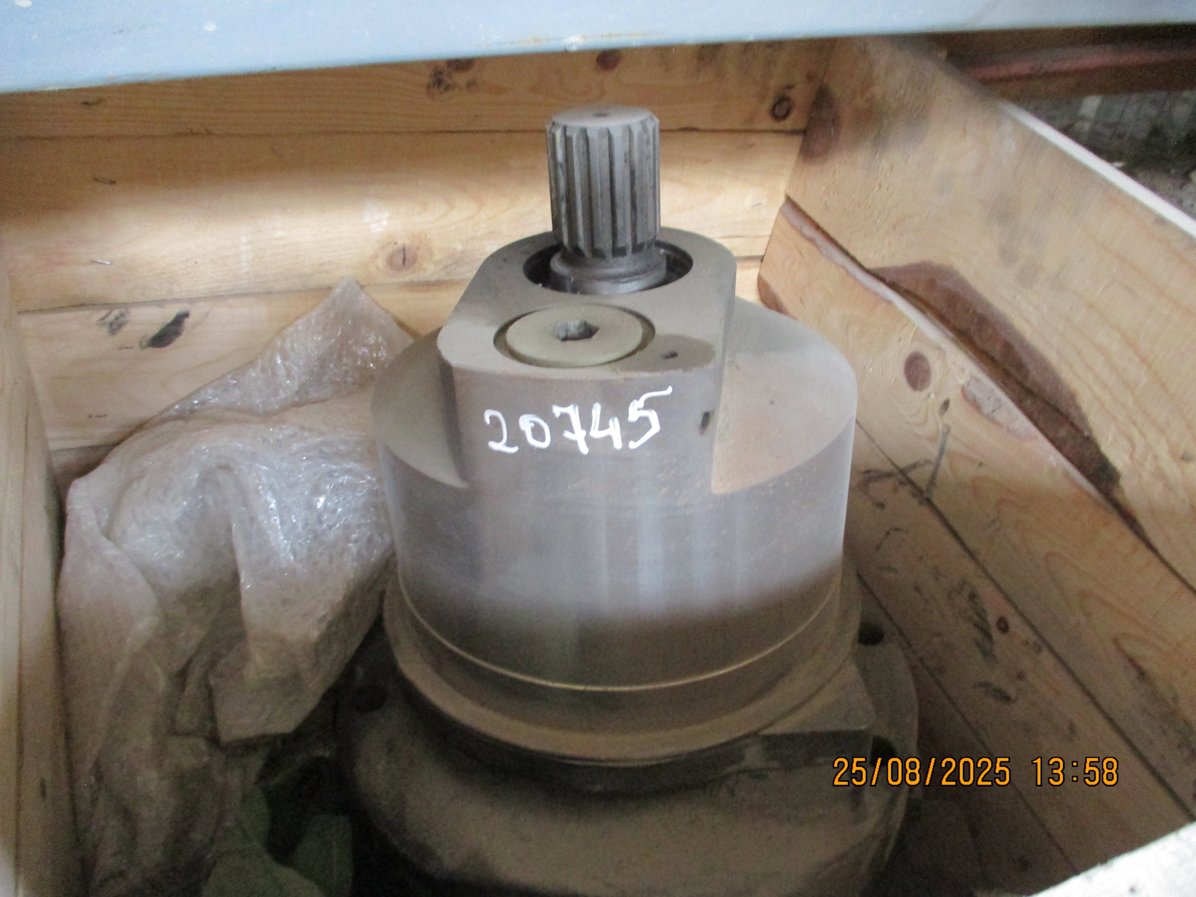 CAT EXCAVATOR -345C: Hydraulic Motor