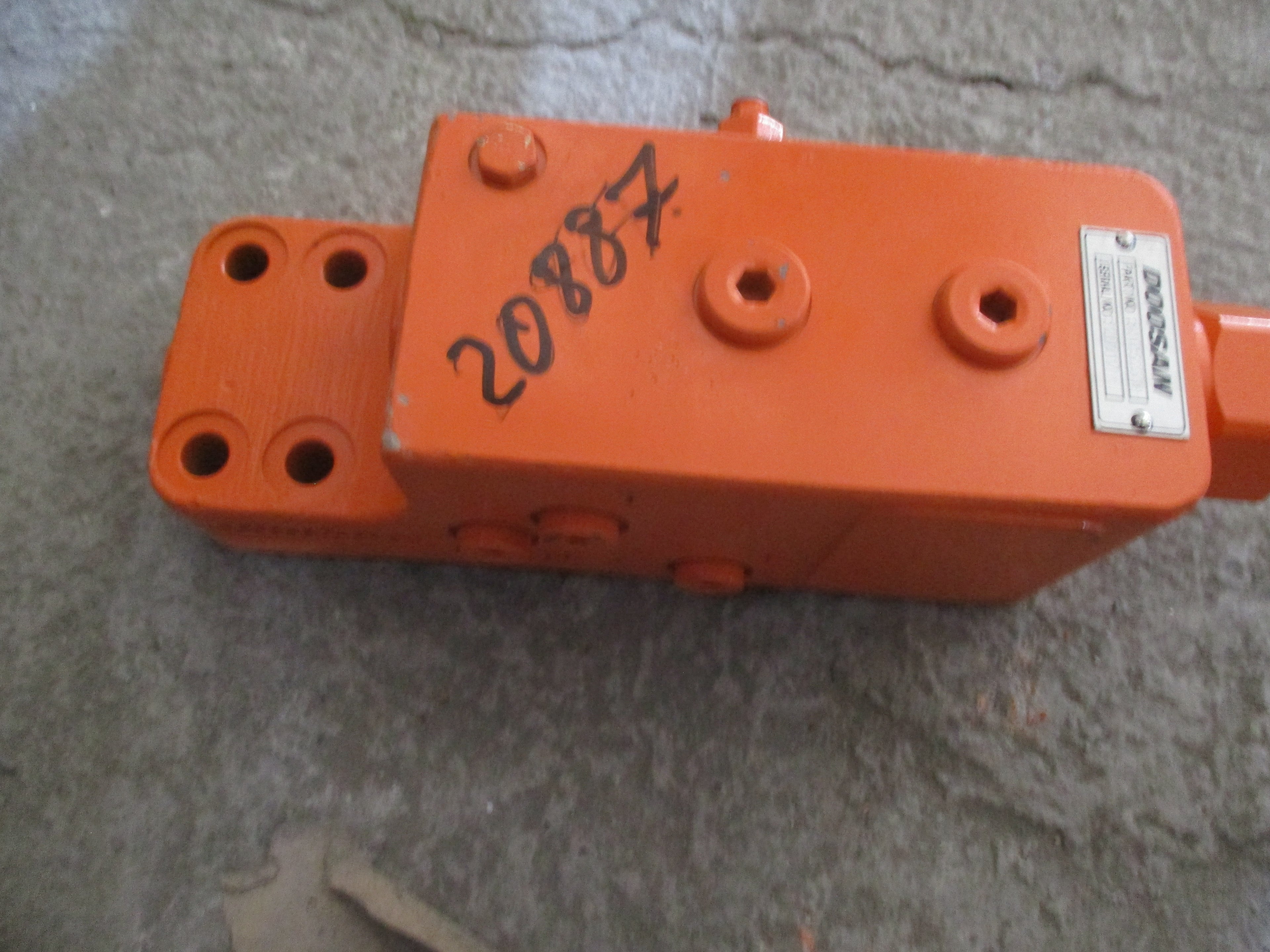 Doosan Excavator DX340LCA: Valve Lock