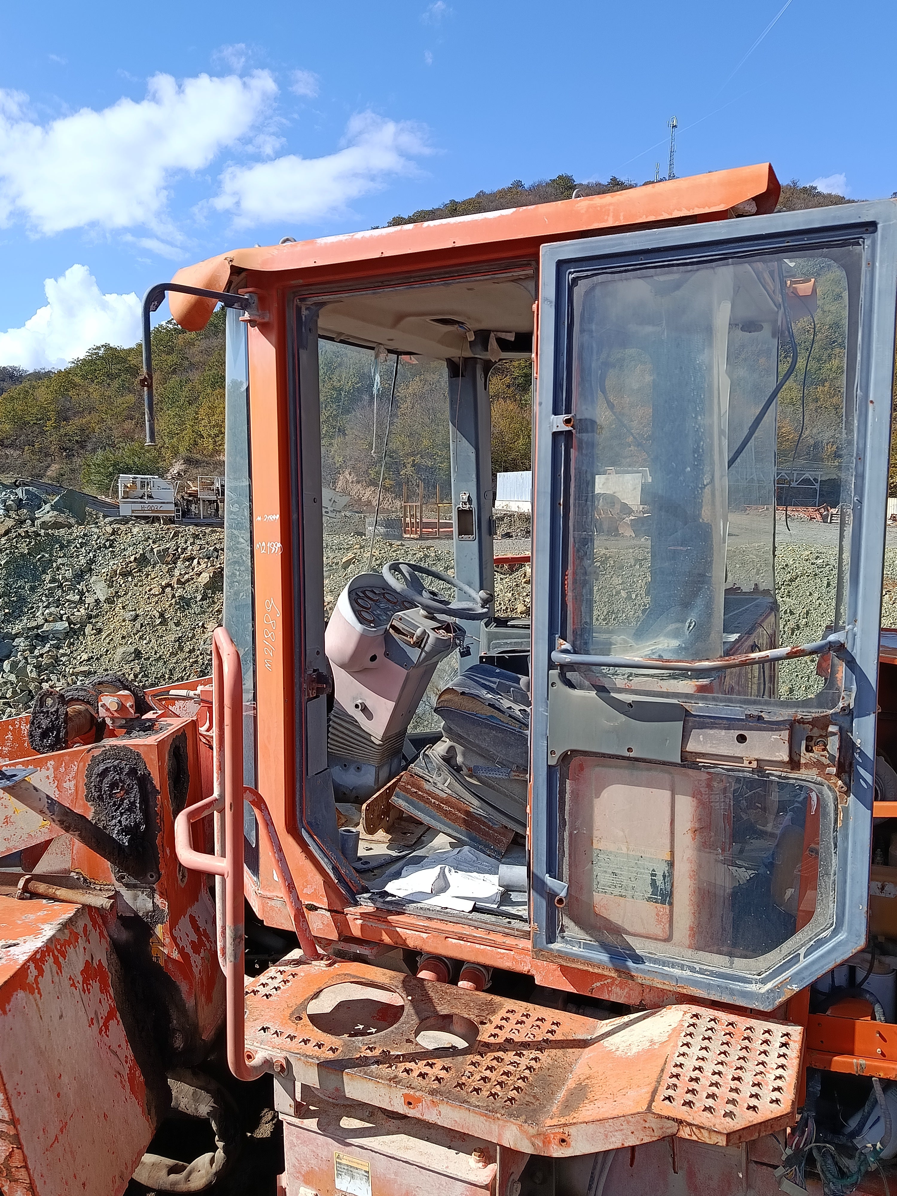 Doosan SD300 Loader: Cabin