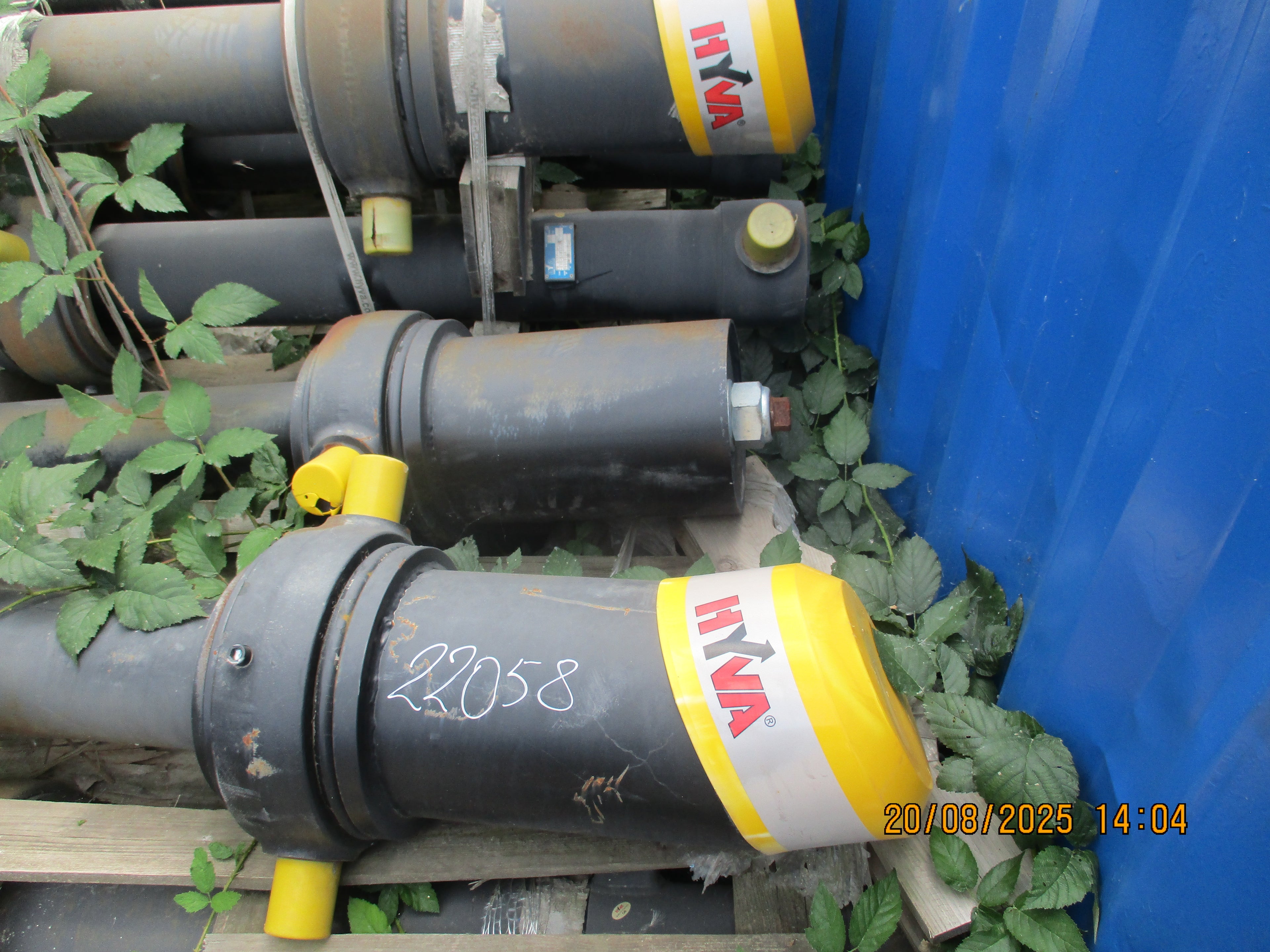 Volvo FMX 440: Body lift cylinder (rod)