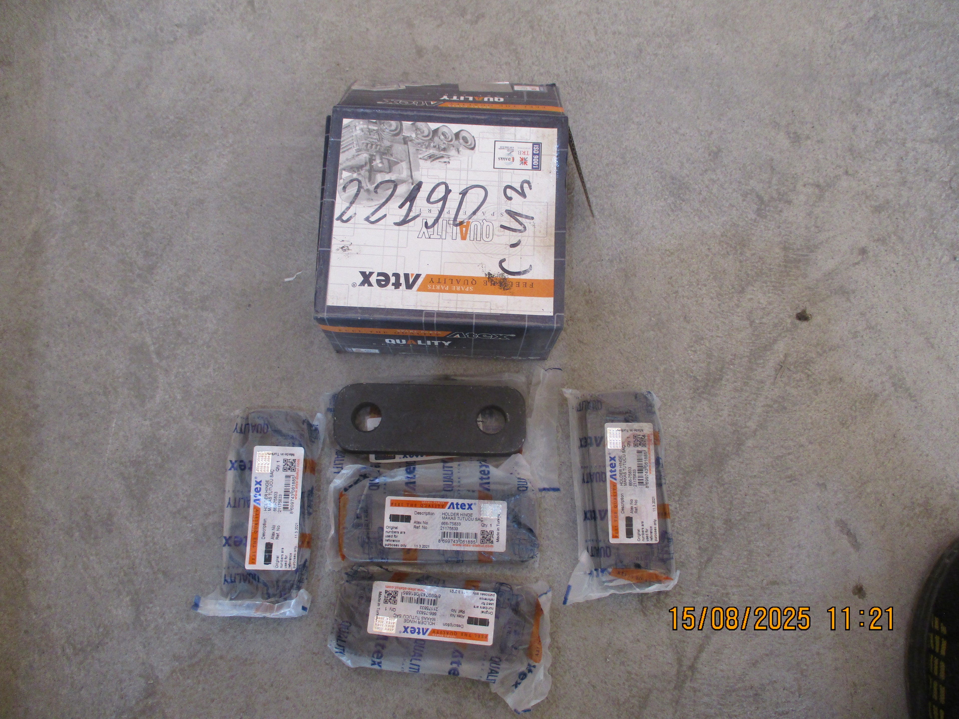 Volvo FMX 440:  Shackle, Spring bracket