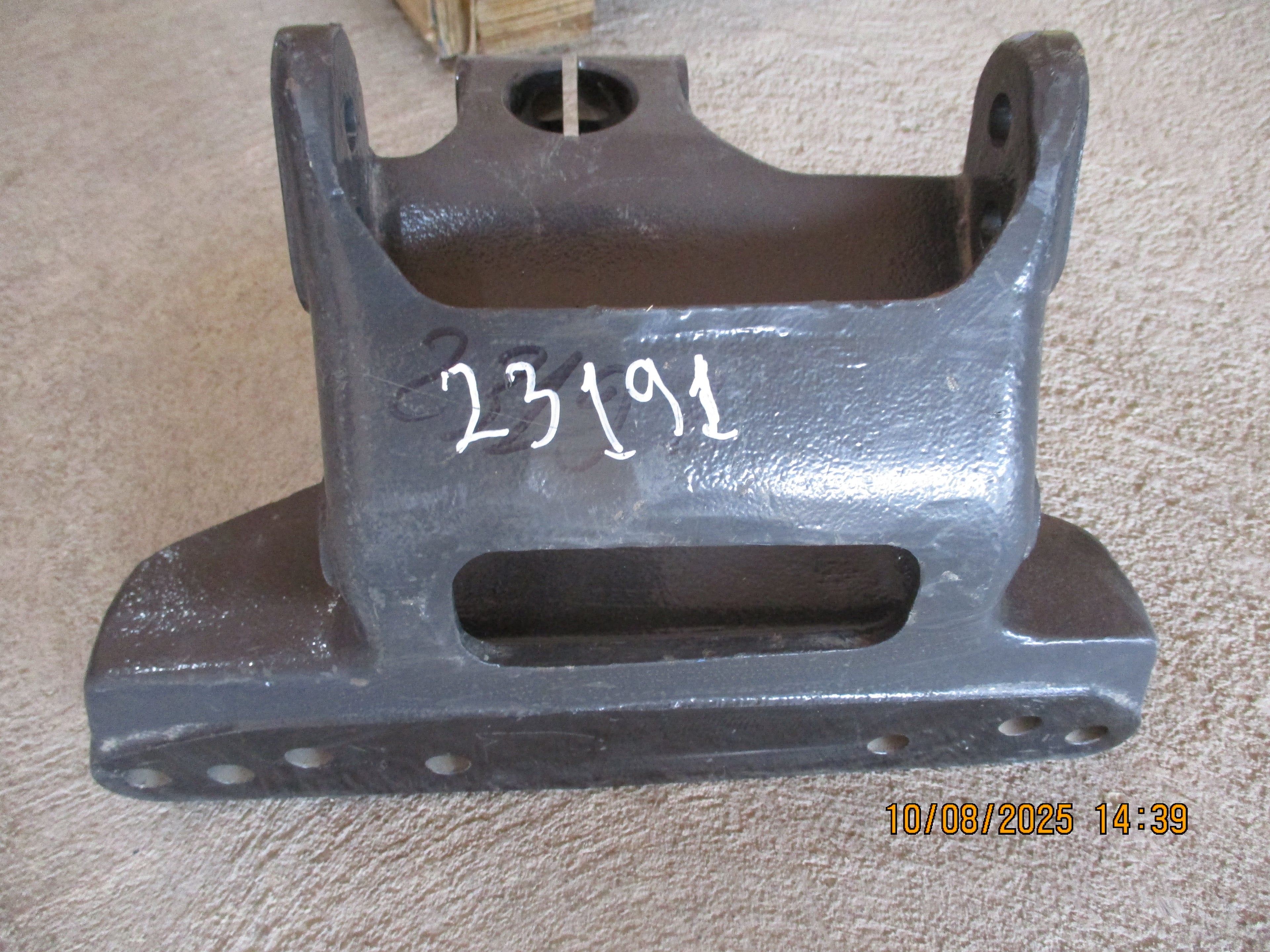 Volvo FMX 440: Front axel suspension bracket (left)