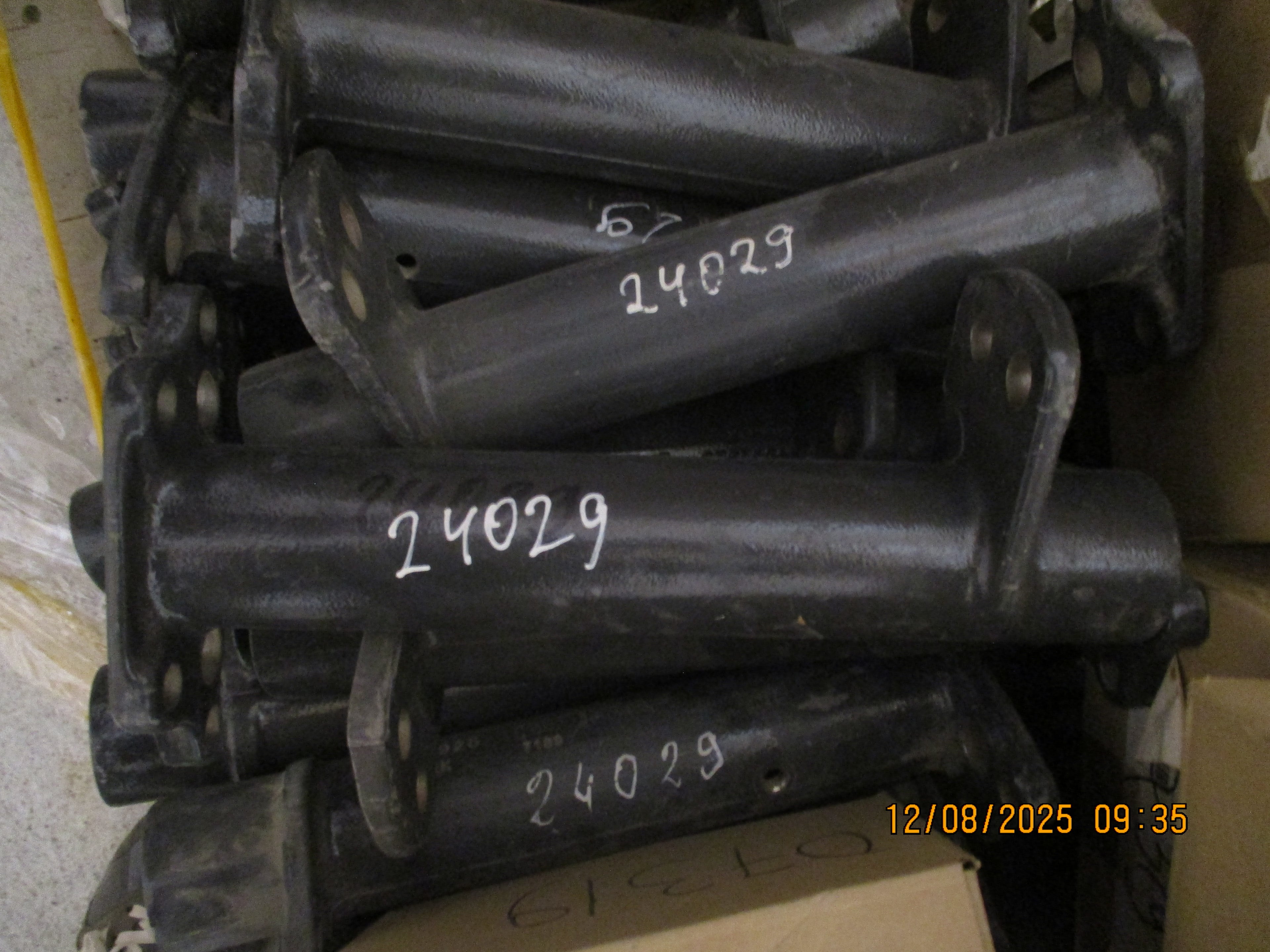 Volvo FMX 440: Left side protection plate support