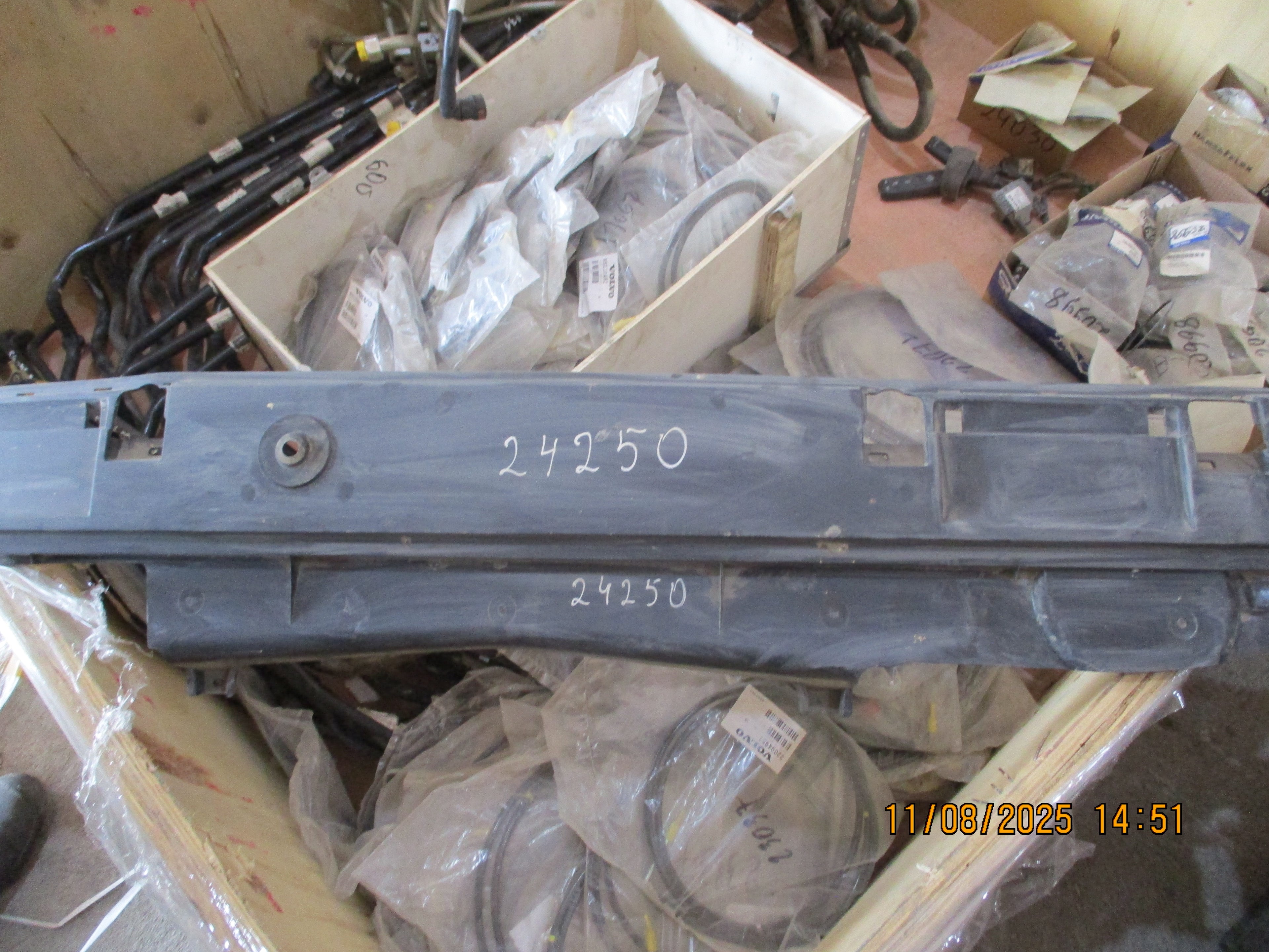 Volvo FMX 440: Windscreen Wiper Cover