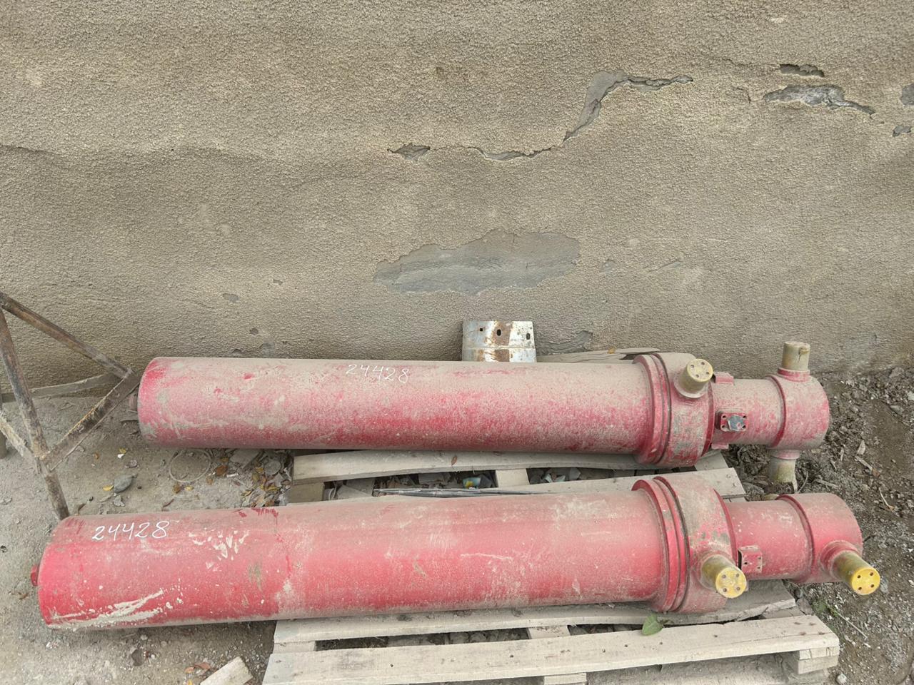 Howo truck: Hydraulic cylinder