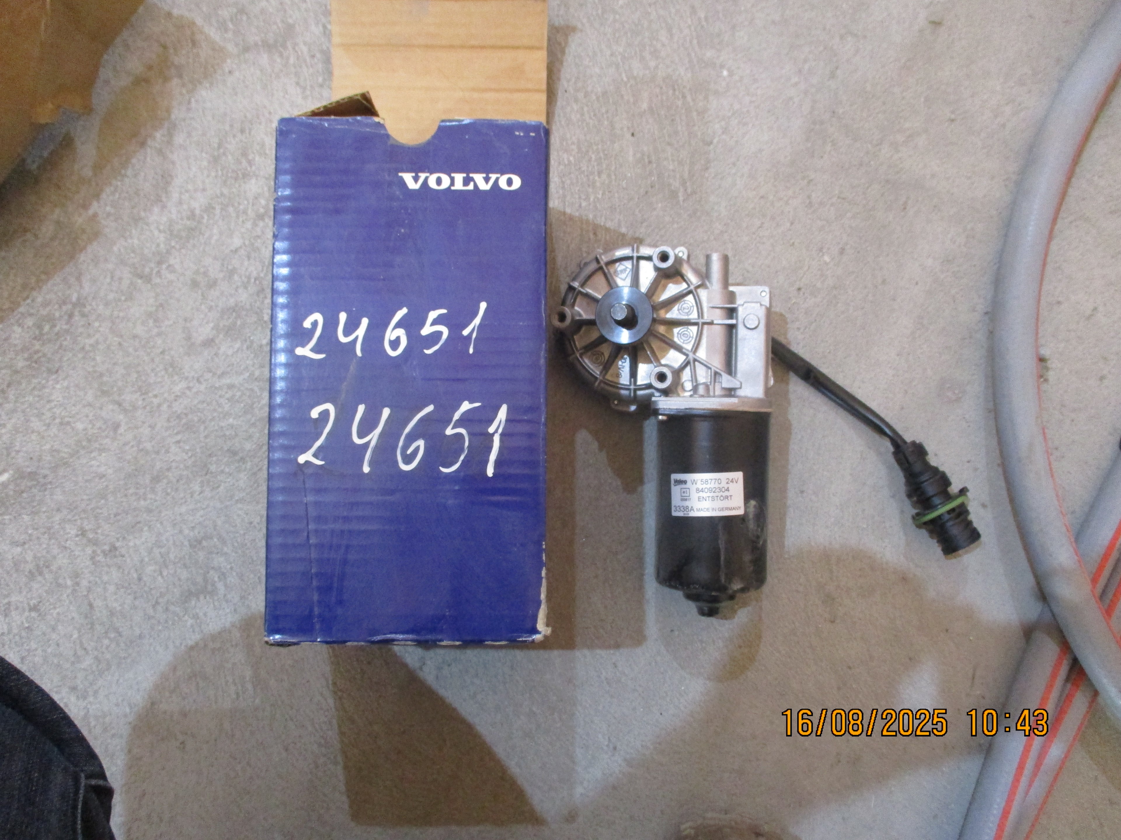 Volvo FMX 440: Windshield wiper electric motor