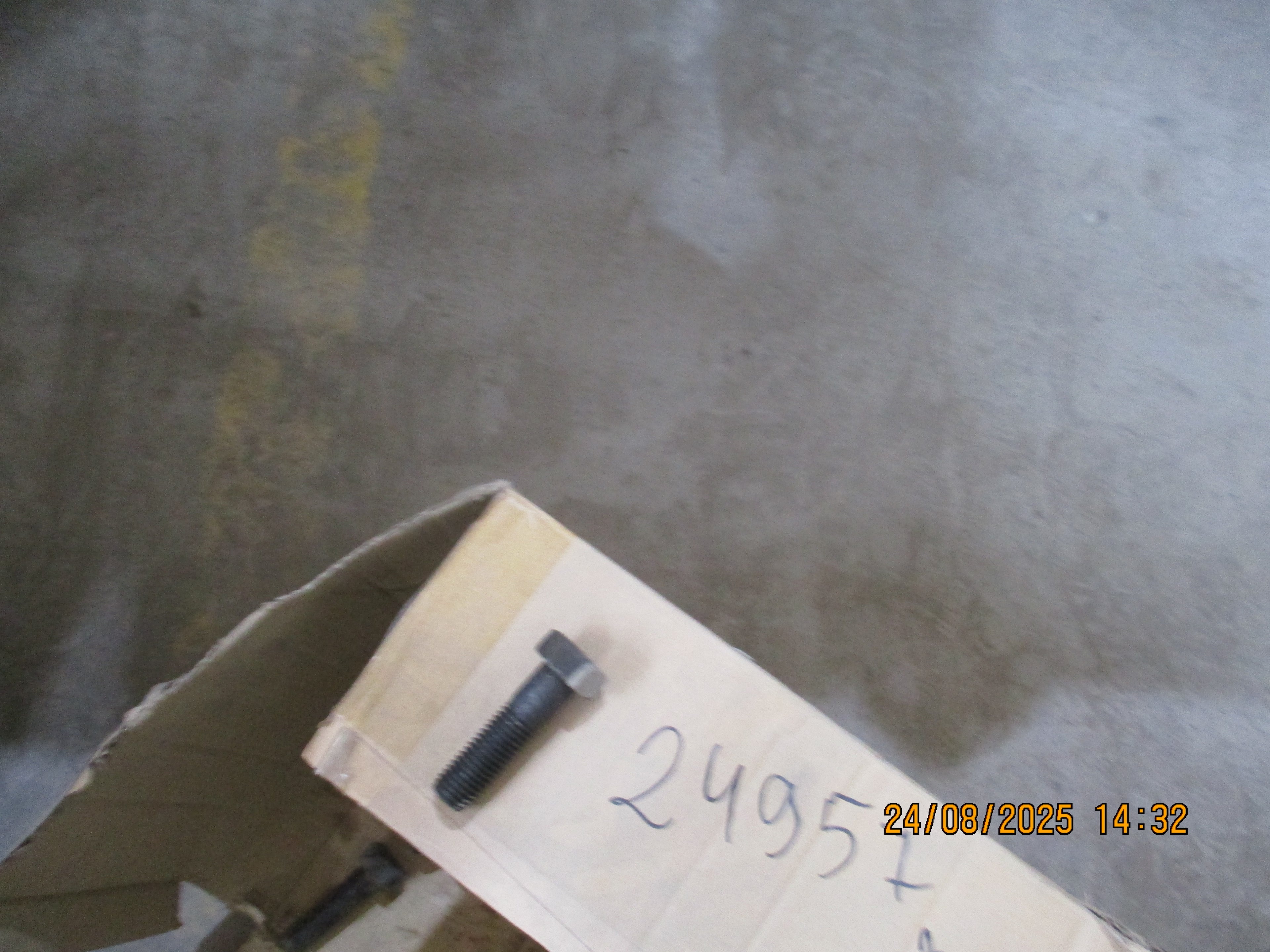 CAT-140H Grader: Cap Screw