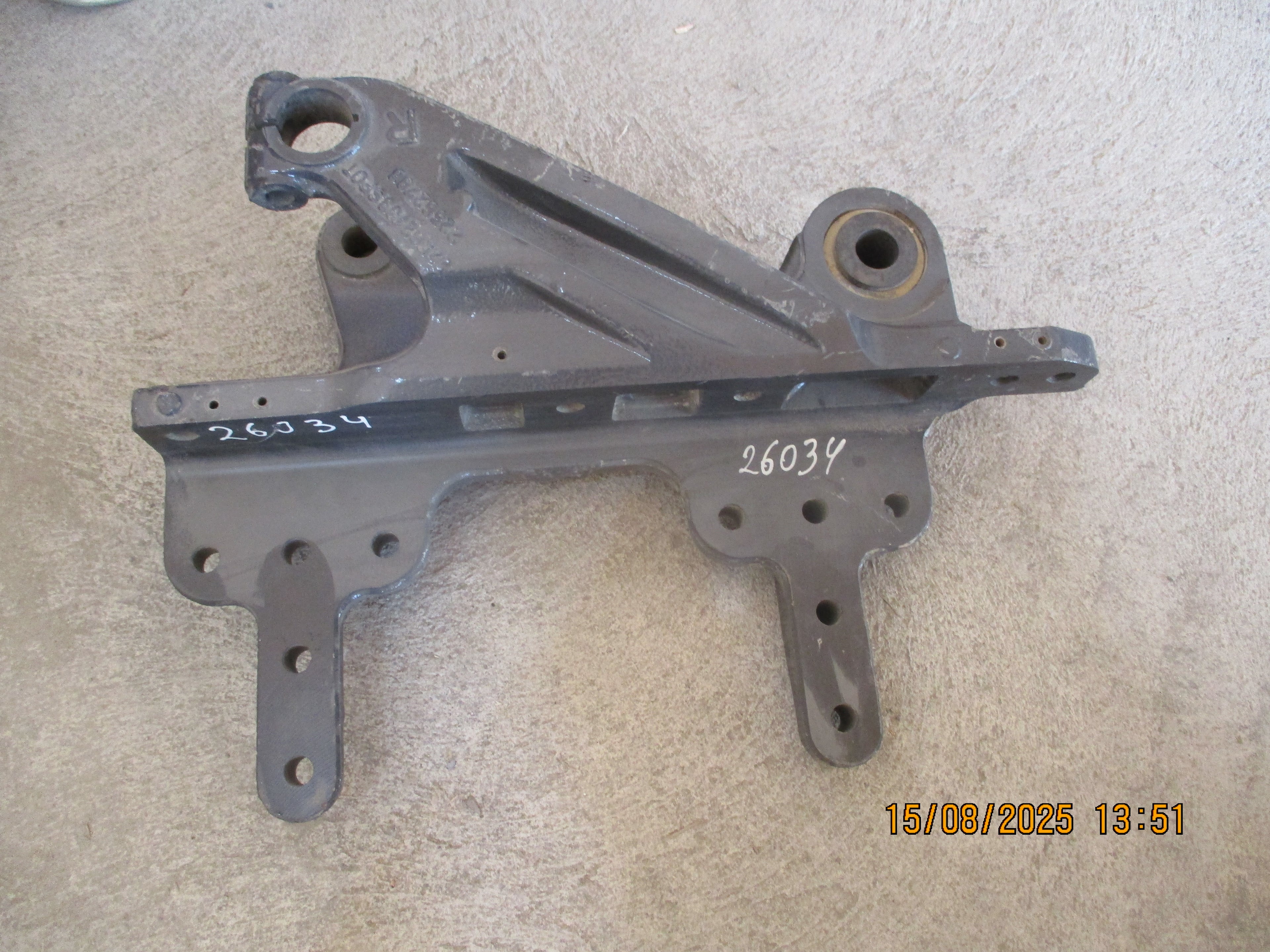 Volvo FMX 440: Rear bracket with Bush, Right