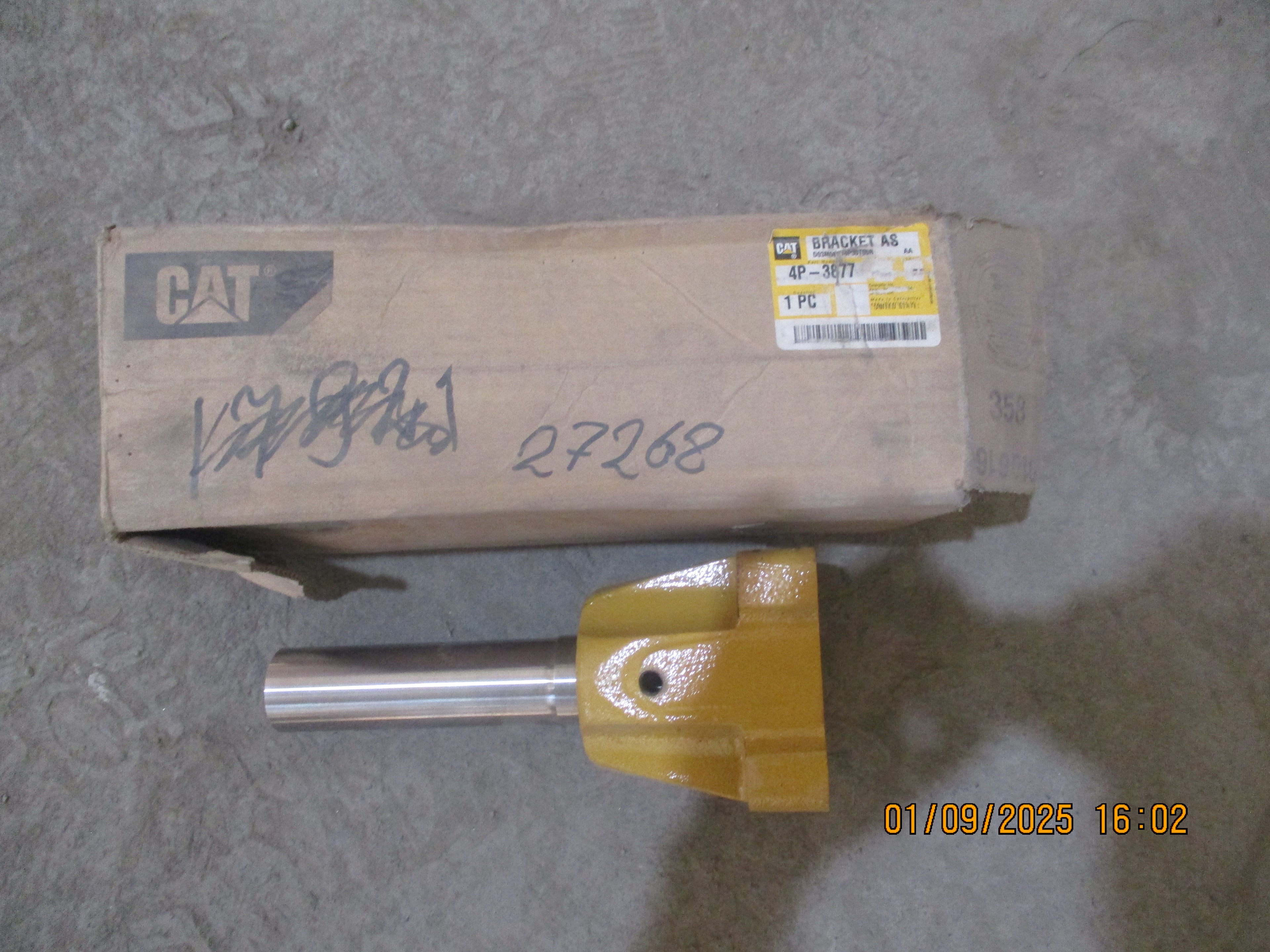 CAT-D8R  DOZER:	Bracket