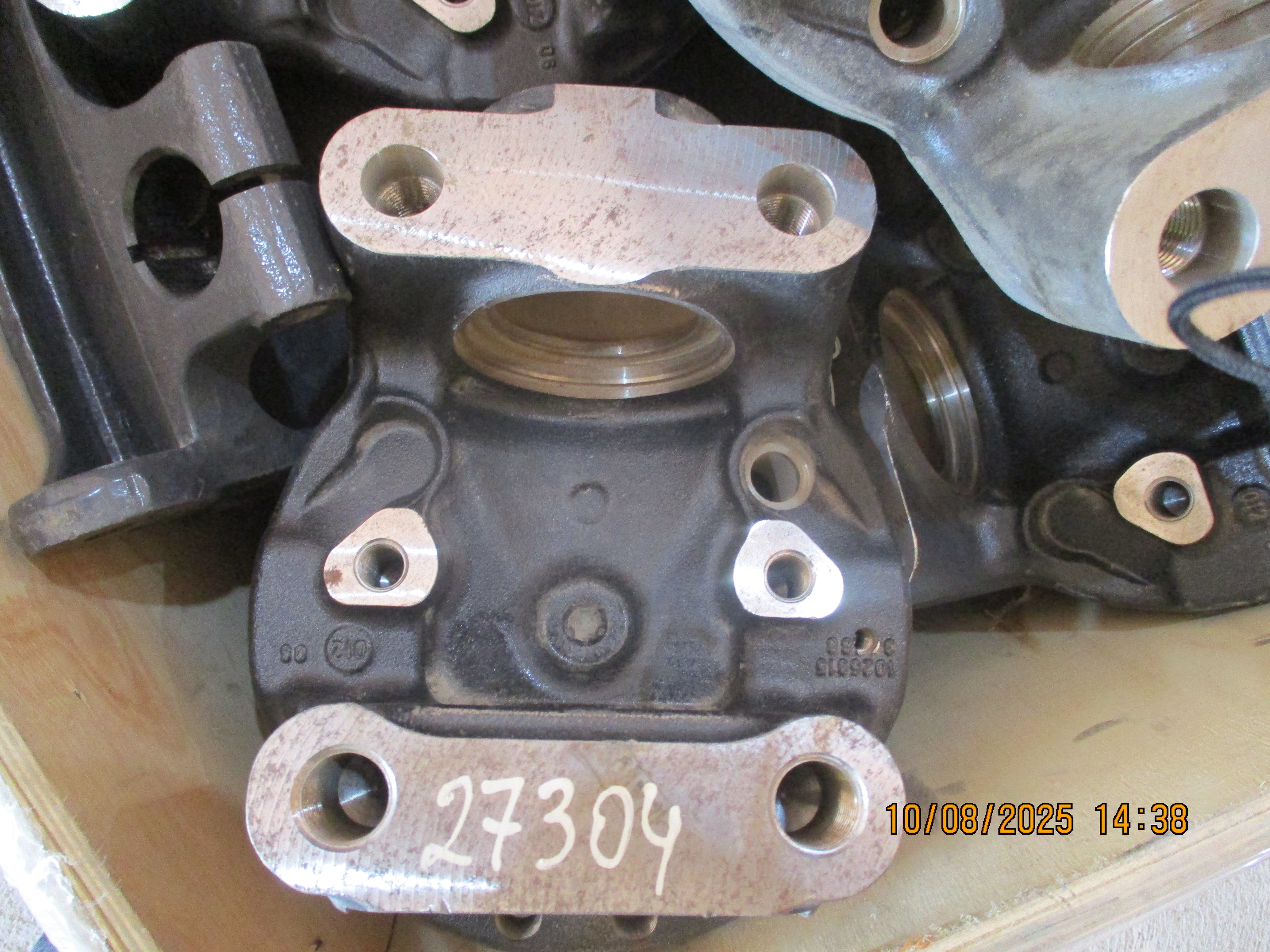 Volvo FMX 440: Steering Knuckle