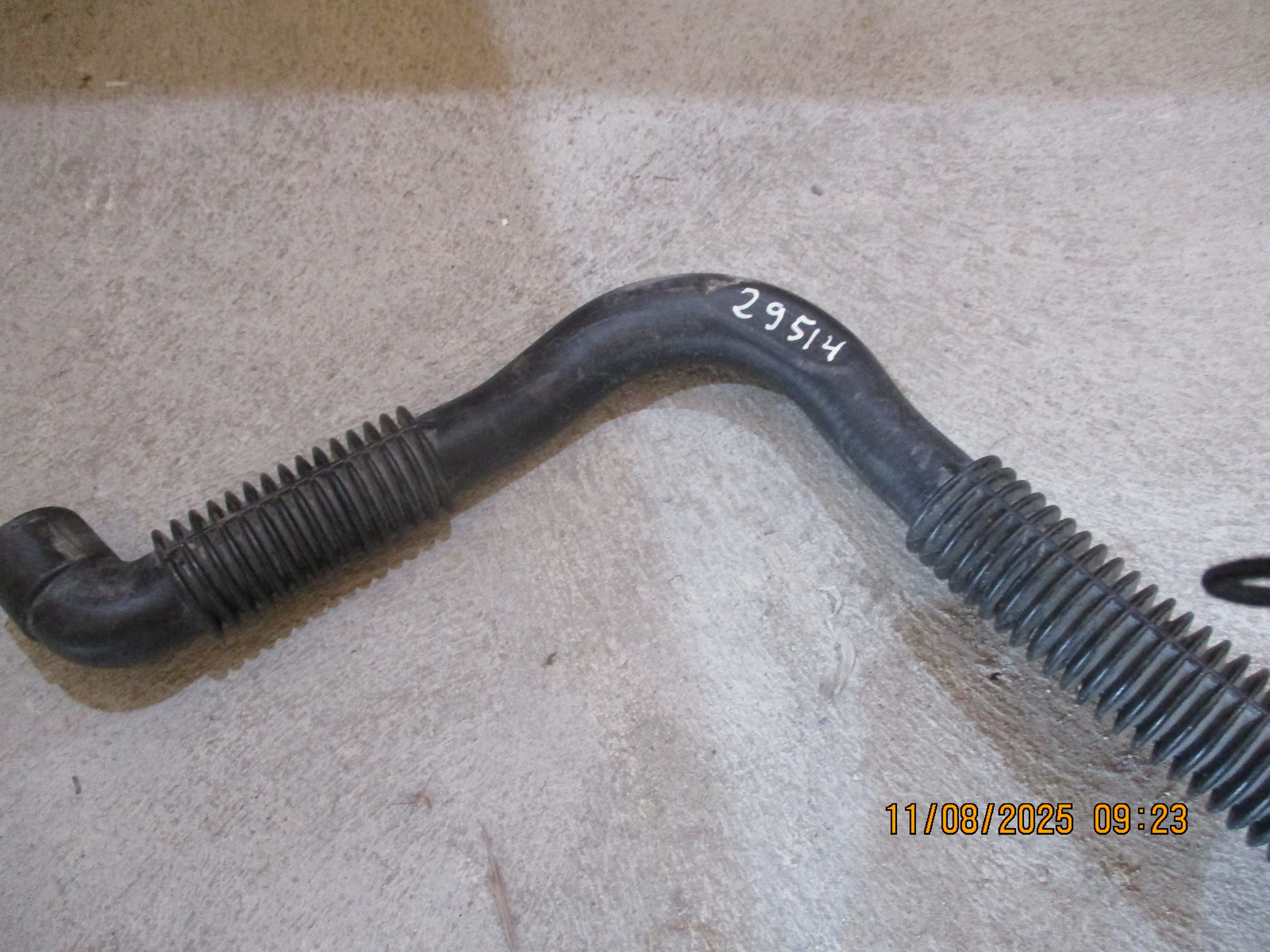 Volvo FMX 440: Oil filler pipe