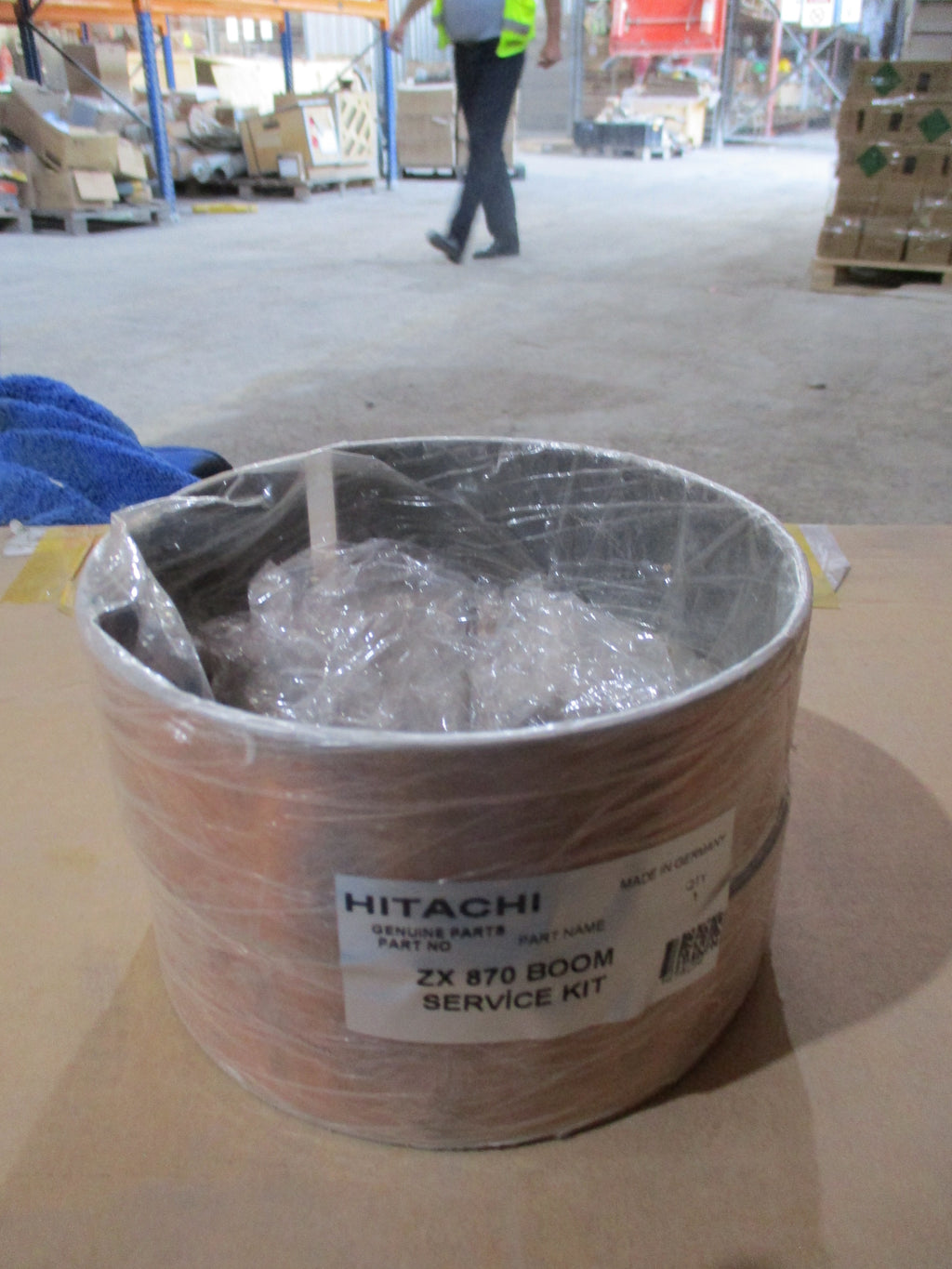 Hitachi Excavator 870 LCR-3: boom lift cylinder