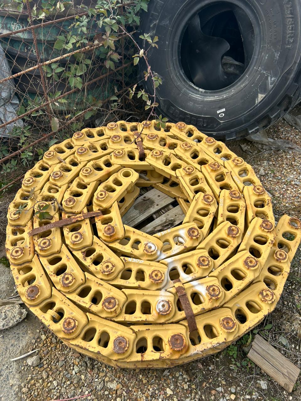 CAT 322 Excavator: Chain links
